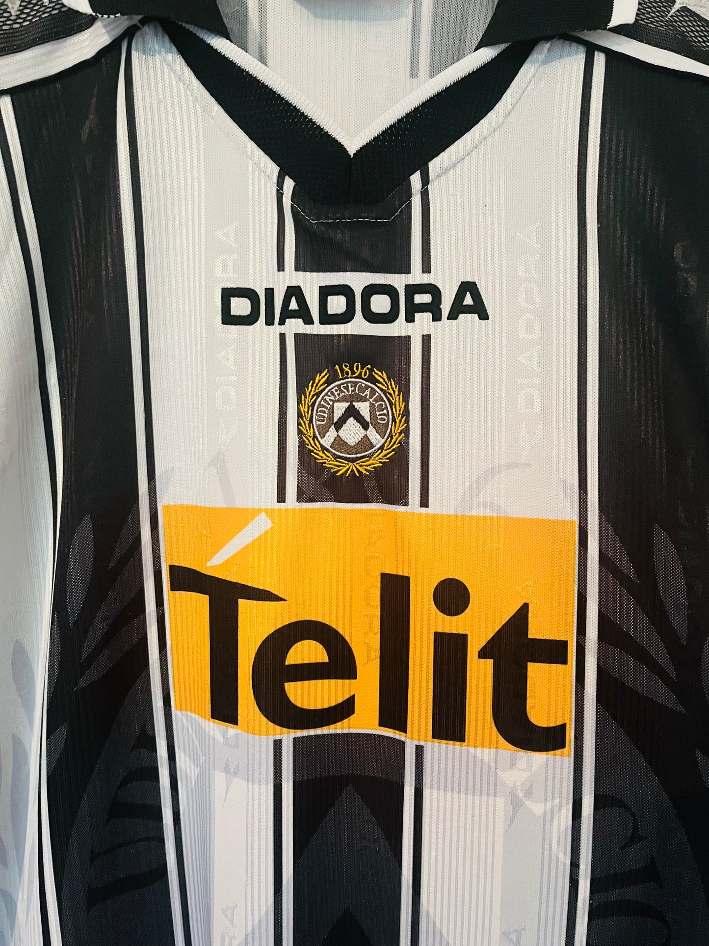Udinese home football shirt
2000/01 Large