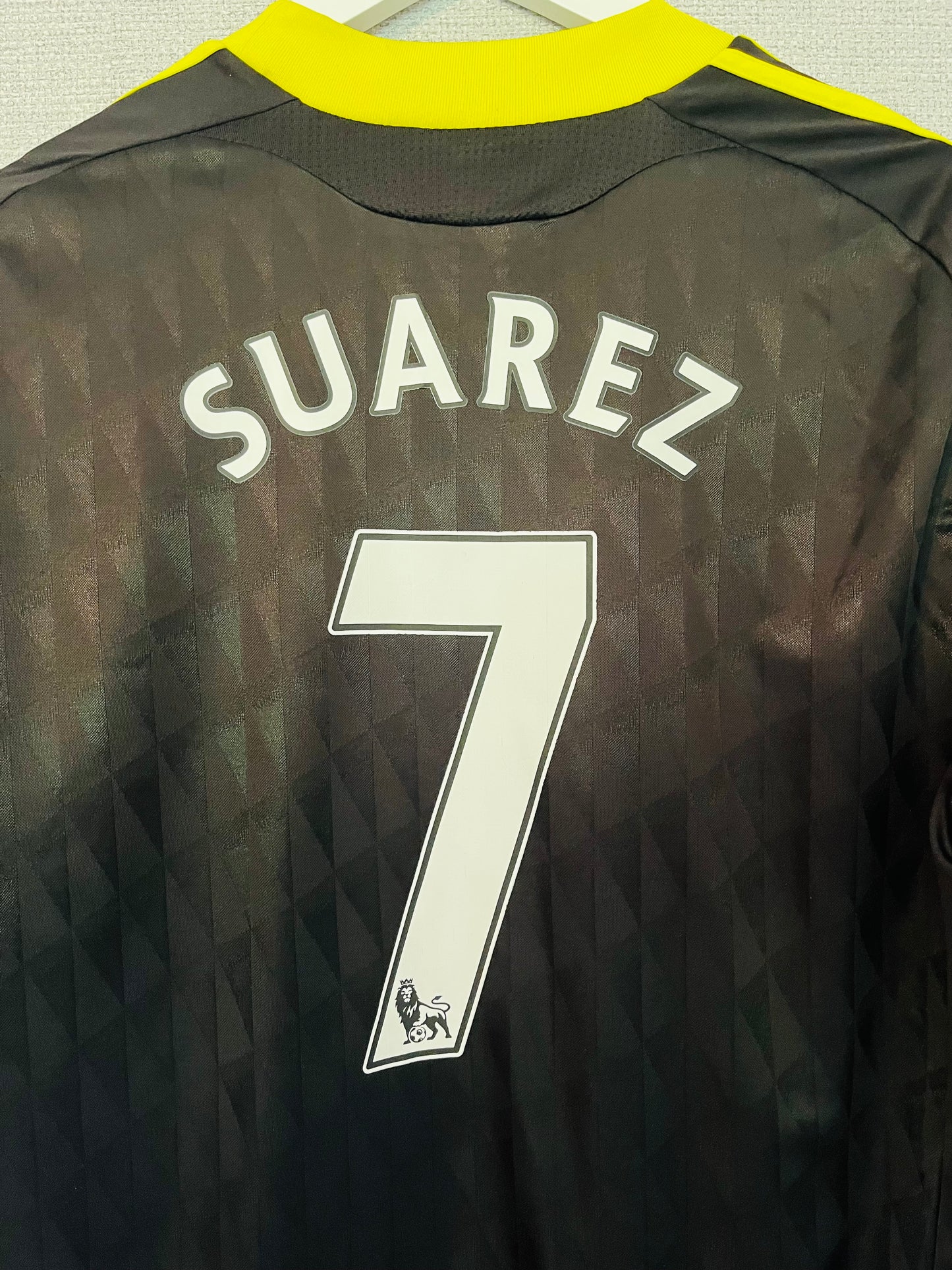 Liverpool third football shirt
2010/12 Suarez Large