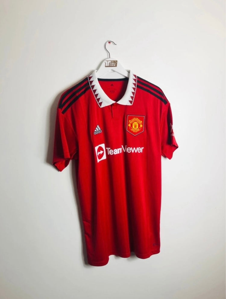 Manchester United home football shirt

Mainoo large 2022/23