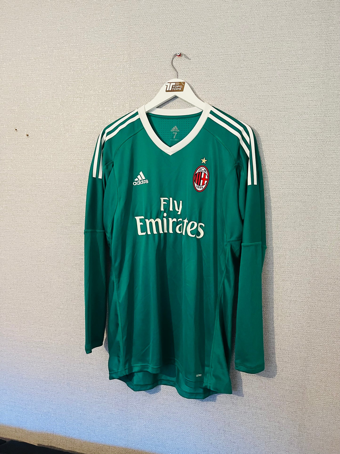 AC Milan goalkeeper football shirt
2017/18 Donnarumma Large