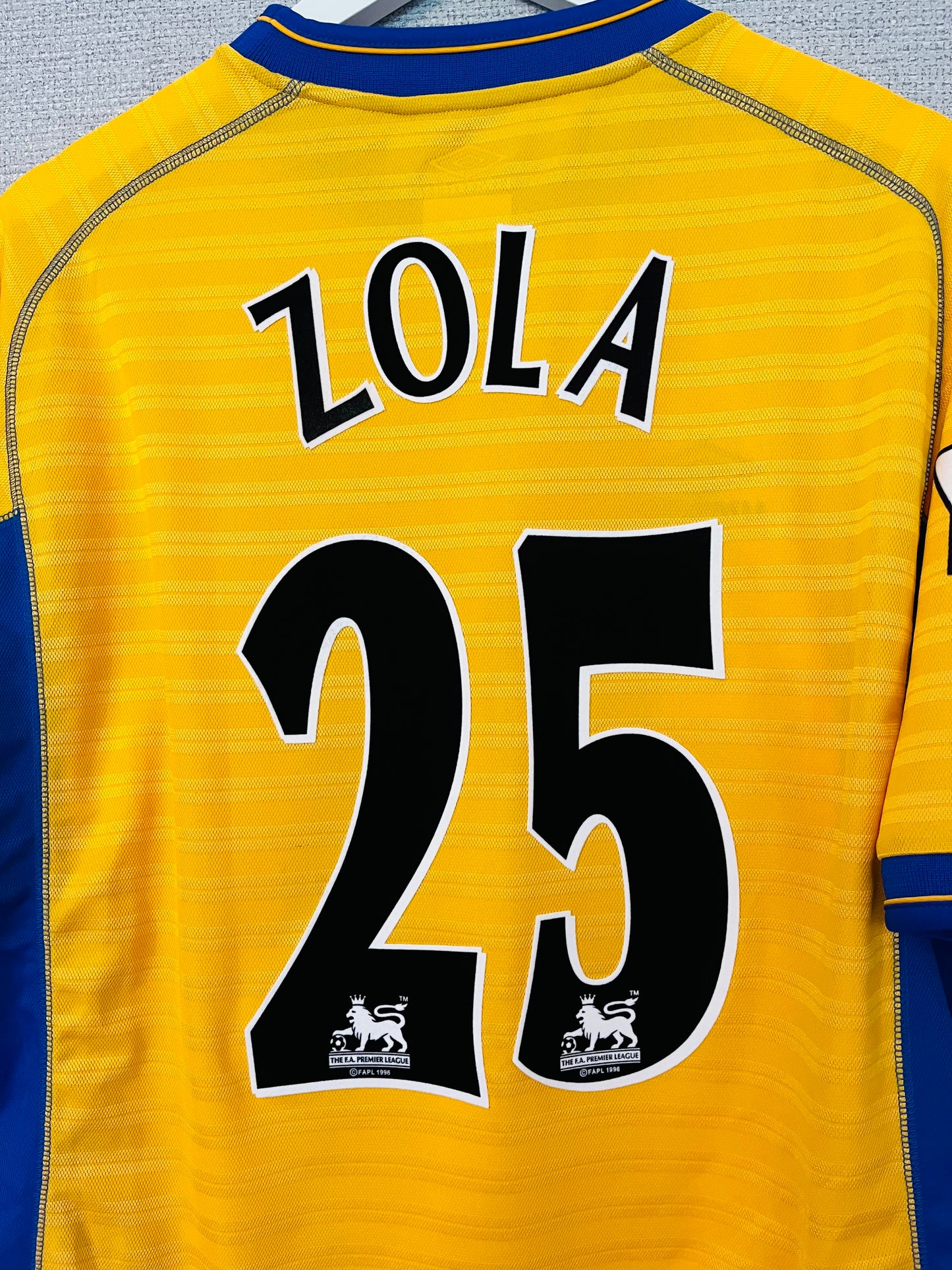 Chelsea away football shirt
2000/02 Zola Large