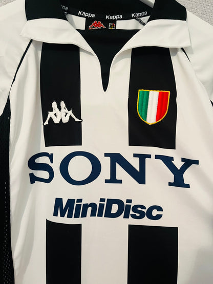 Juventus home football shirt
1997/98 Zidane XL