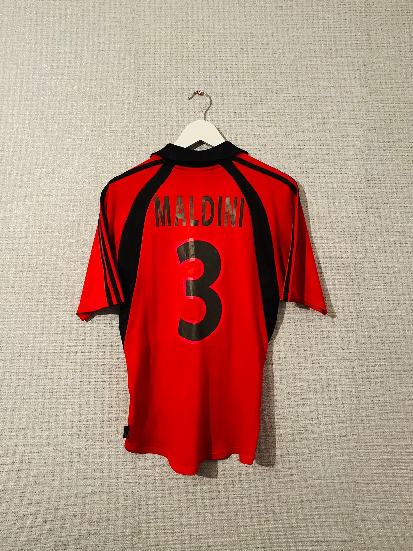 AC Milan third football shirt
2001/02 Maldini Medium