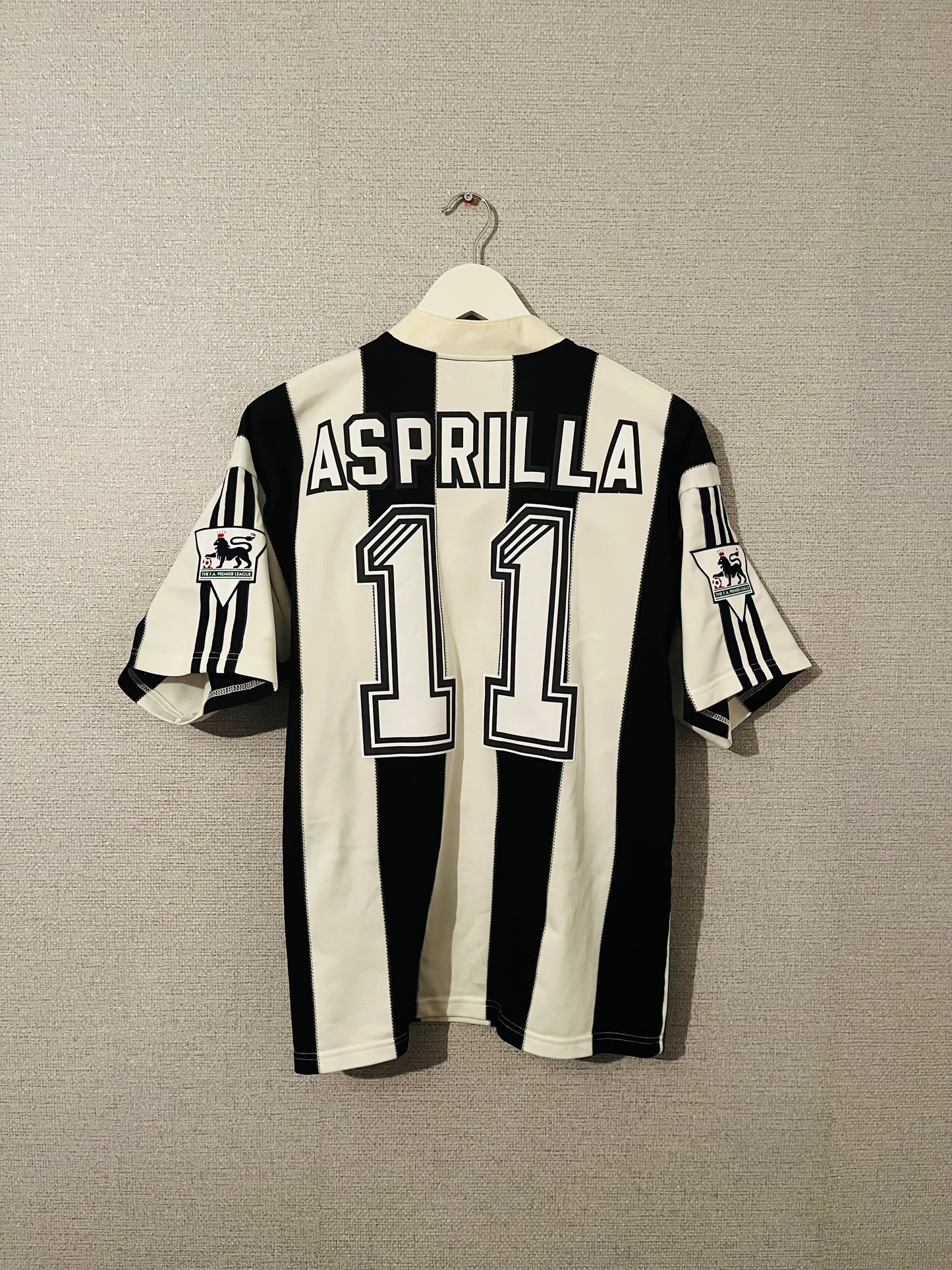 Newcastle United home football shirt 1995/97 Asprilla Medium