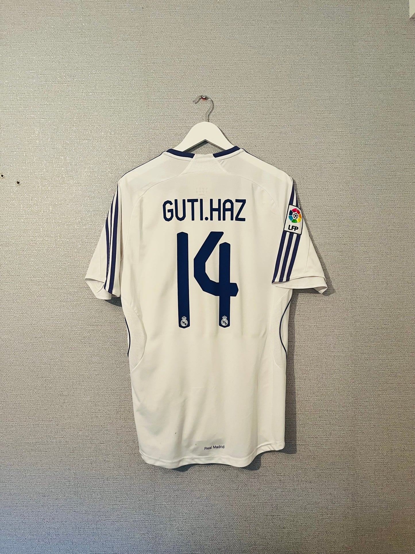 Real Madrid home football shirt
2007/08 Guti Medium