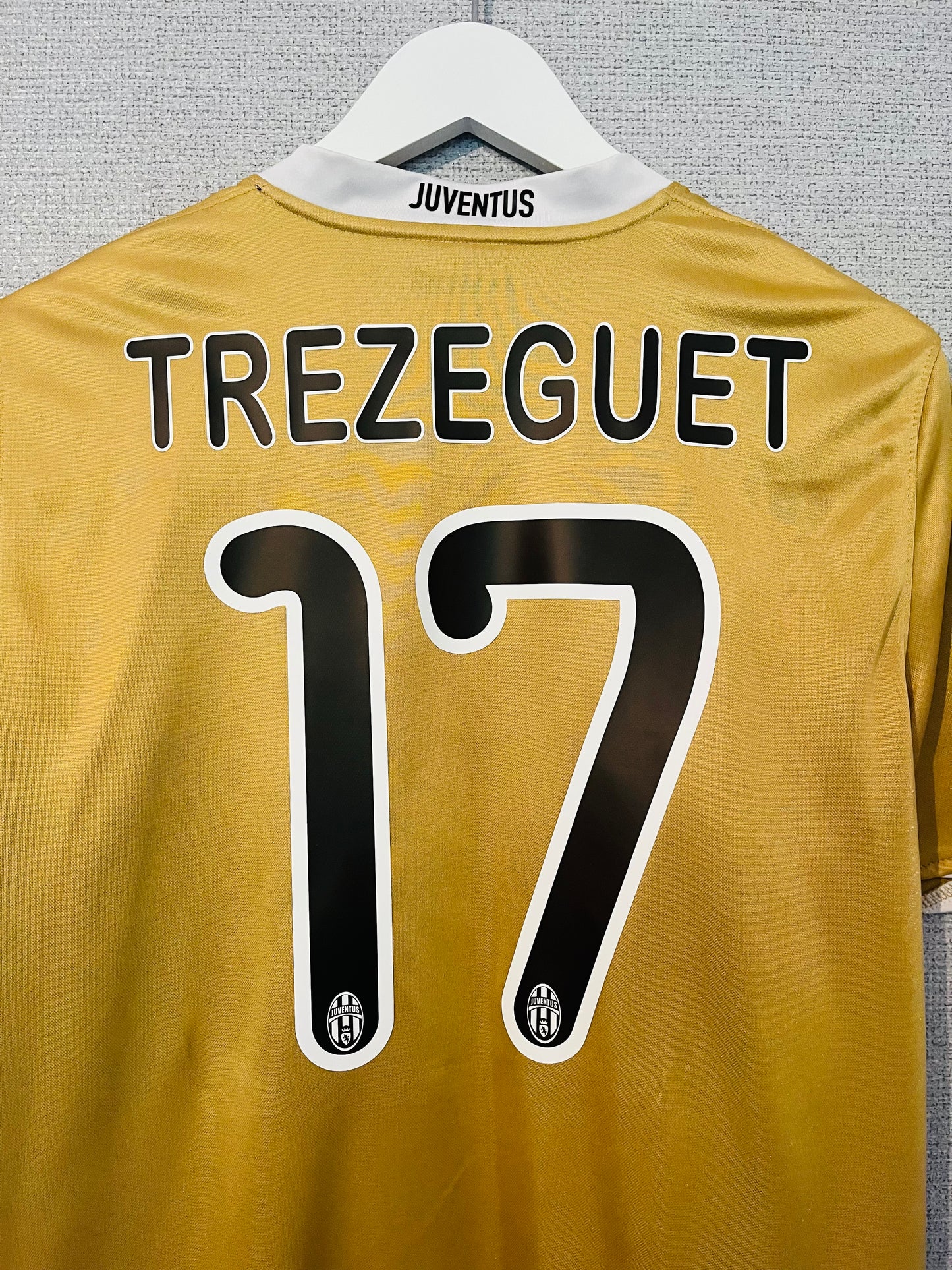 Juventus away football shirt
2008/09 Trezeguet Medium