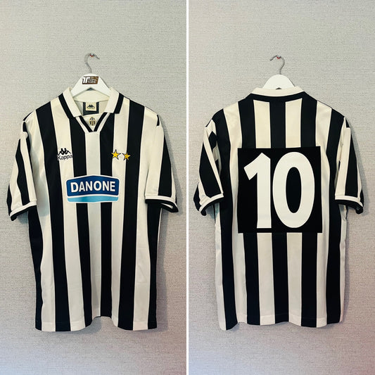 Juventus home football shirt
1994/95 No.10 (Del Piero) Large