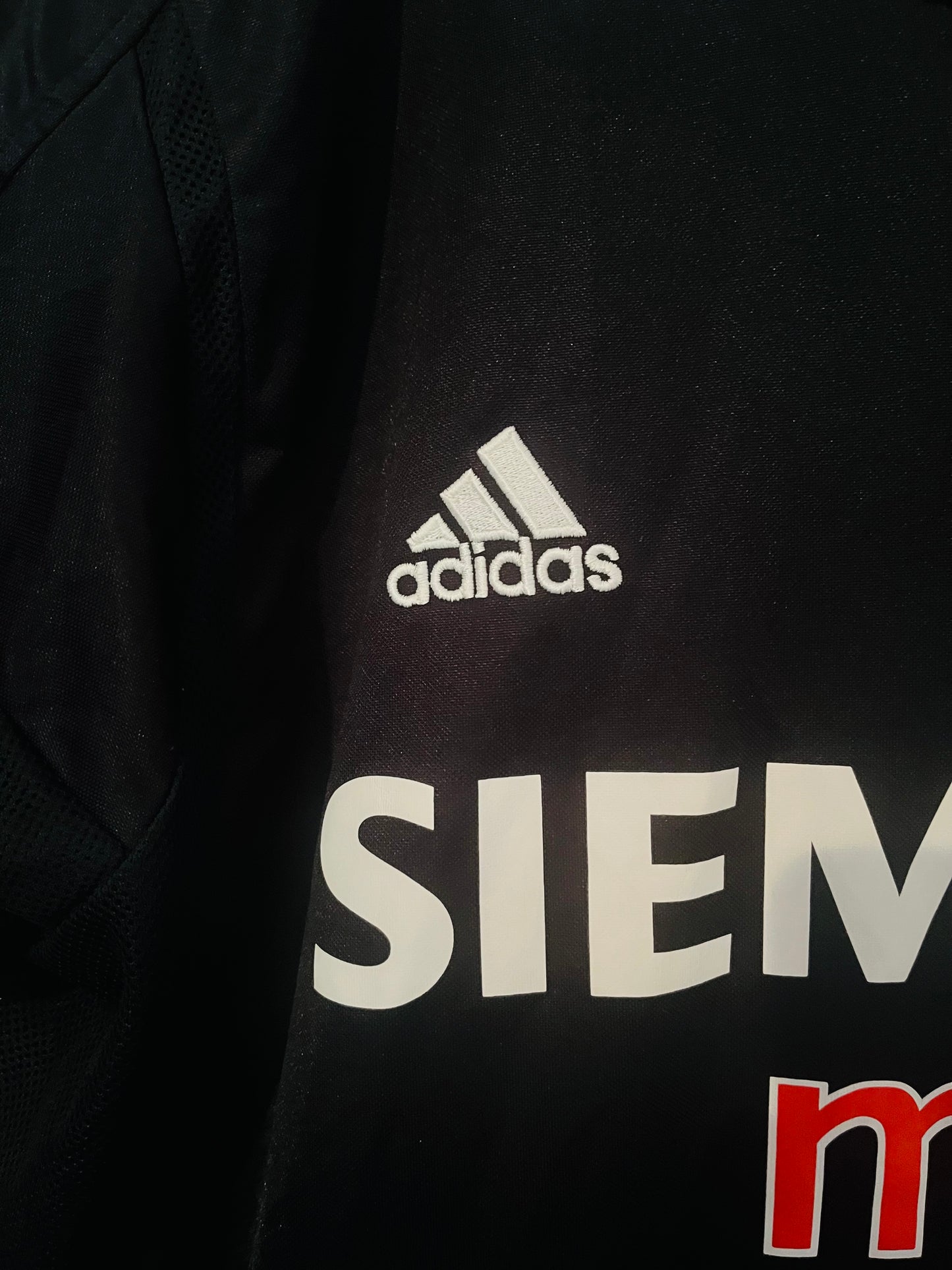 Real Madrid away football shirt
2004/05 Zidane Medium