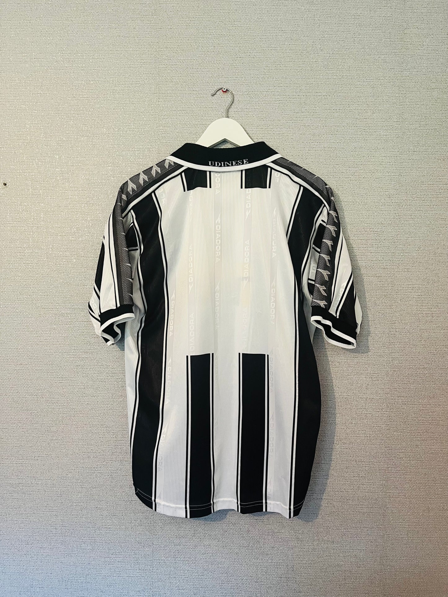 Udinese home football shirt
2000/01 Large
