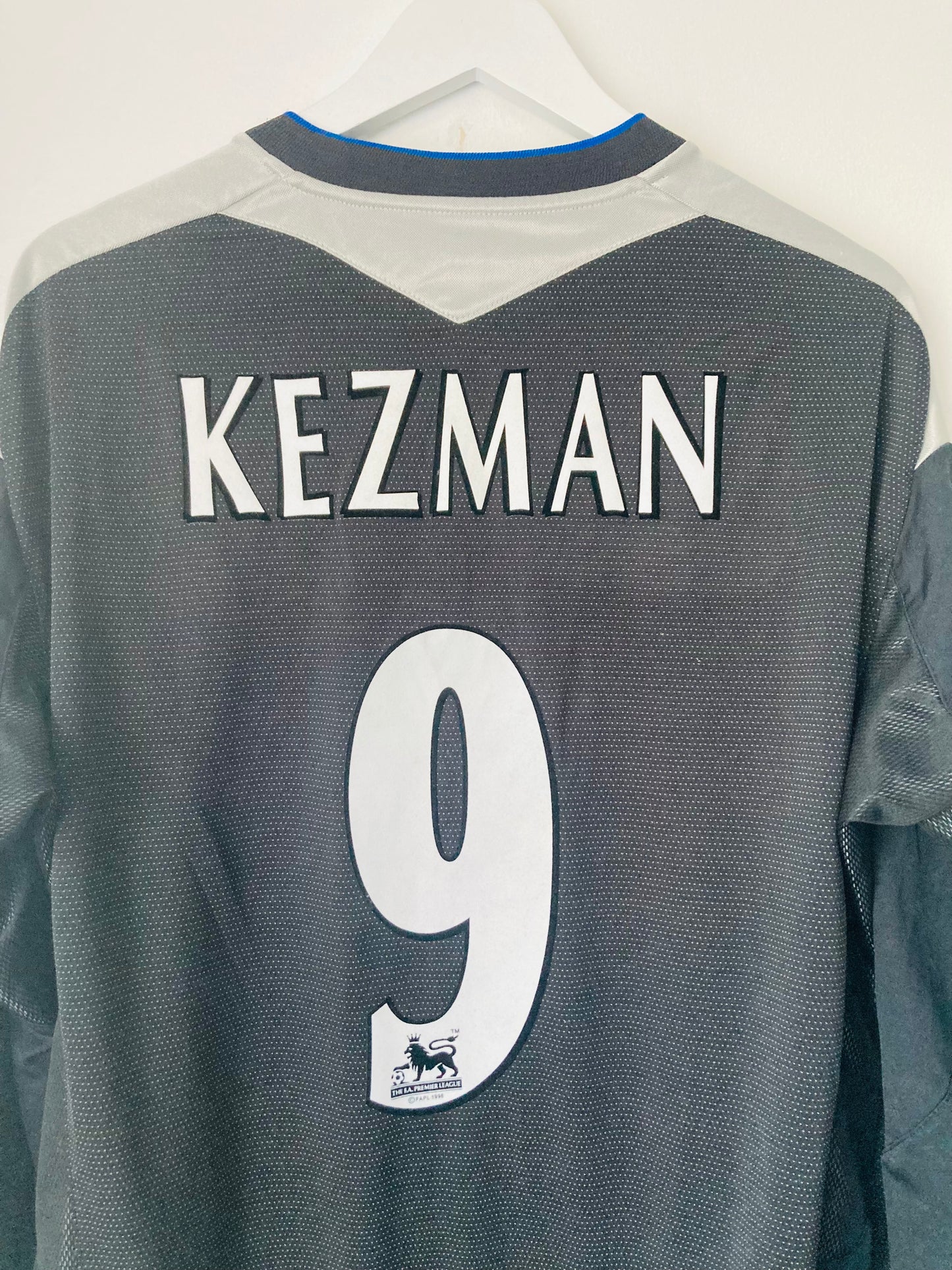 Chelsea third football shirt
2004/05 Kezman XXL
