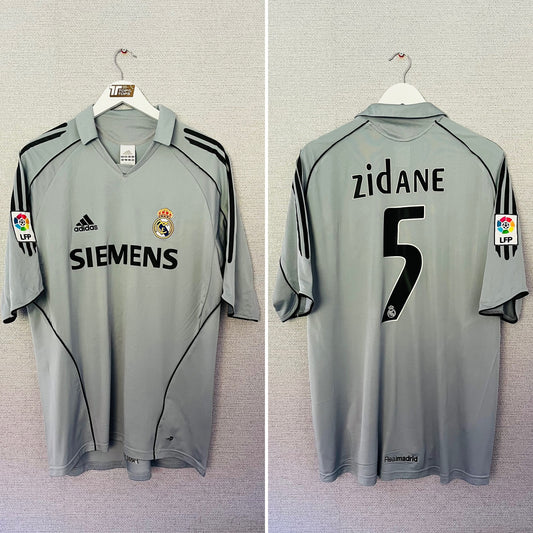 Real Madrid third football shirt
2005/06 Zidane Large