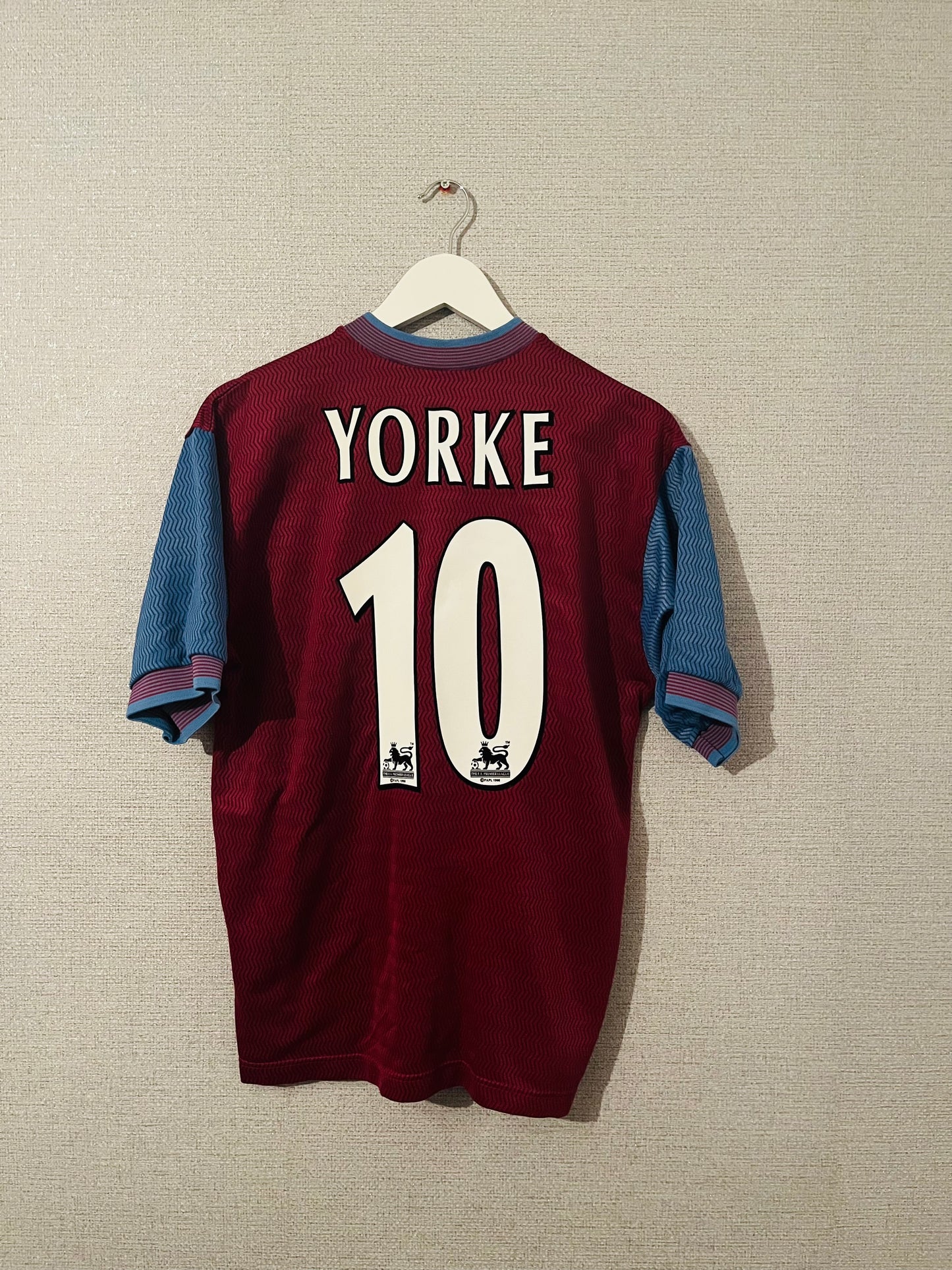 Aston Villa home football shirt
1997/98 Yorke Medium