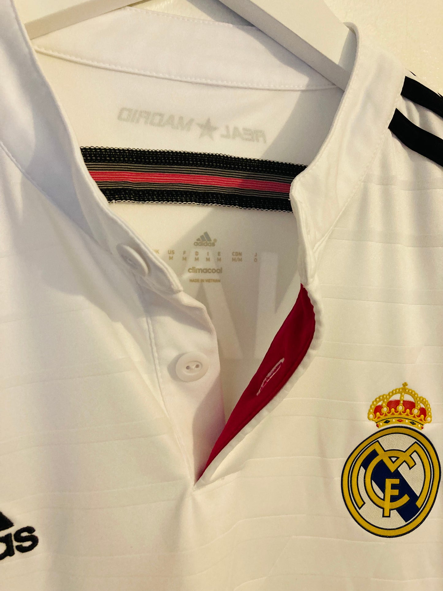 Real Madrid home football shirt

2014/15 CR7 medium