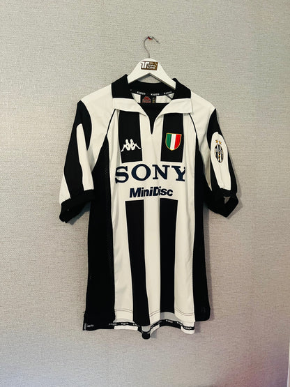 Juventus home football shirt
1997/98 Zidane XL