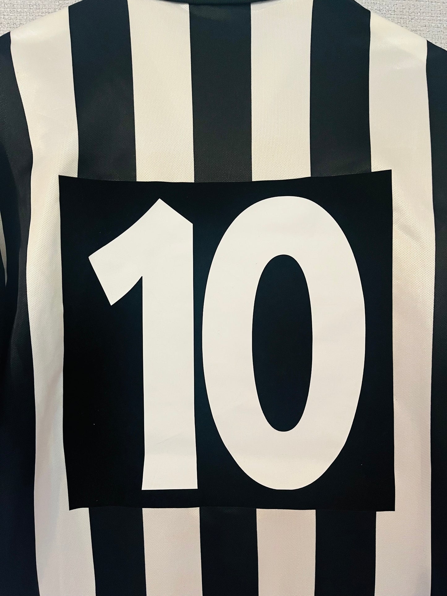 Juventus home football shirt
1994/95 No.10 (Del Piero) Large