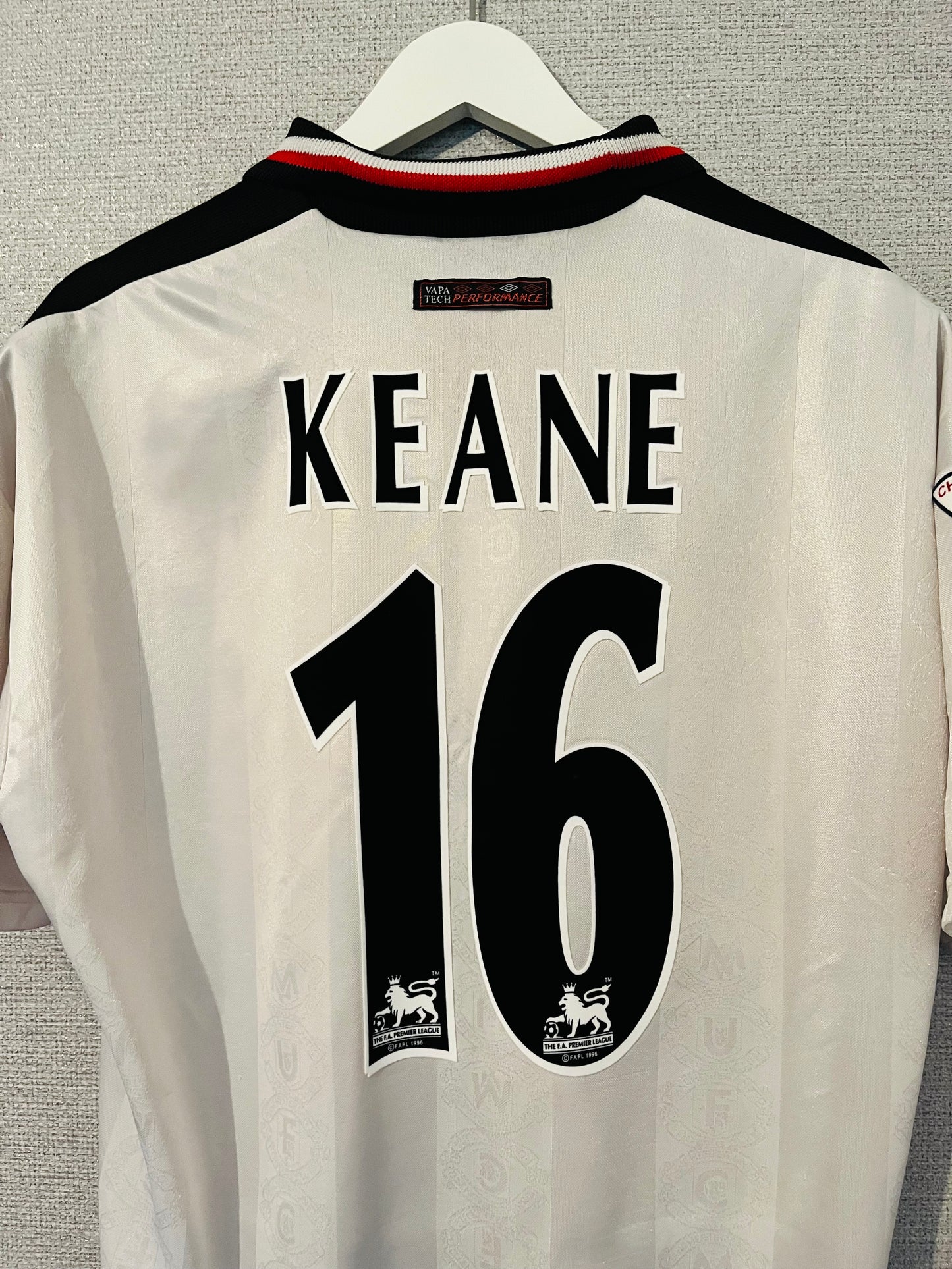 Manchester United away football shirt 1997/98 Keane XL