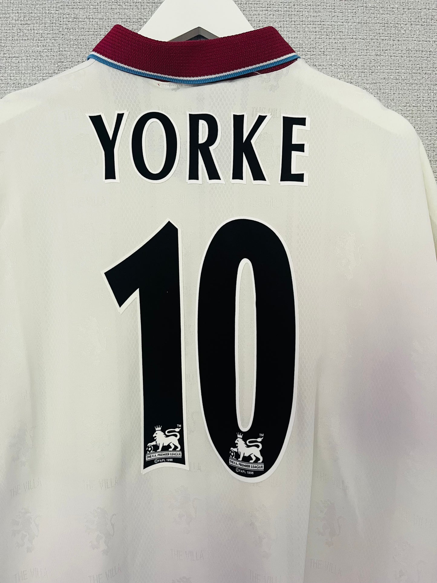 Aston Villa away football shirt
1996/98 Yorke Large