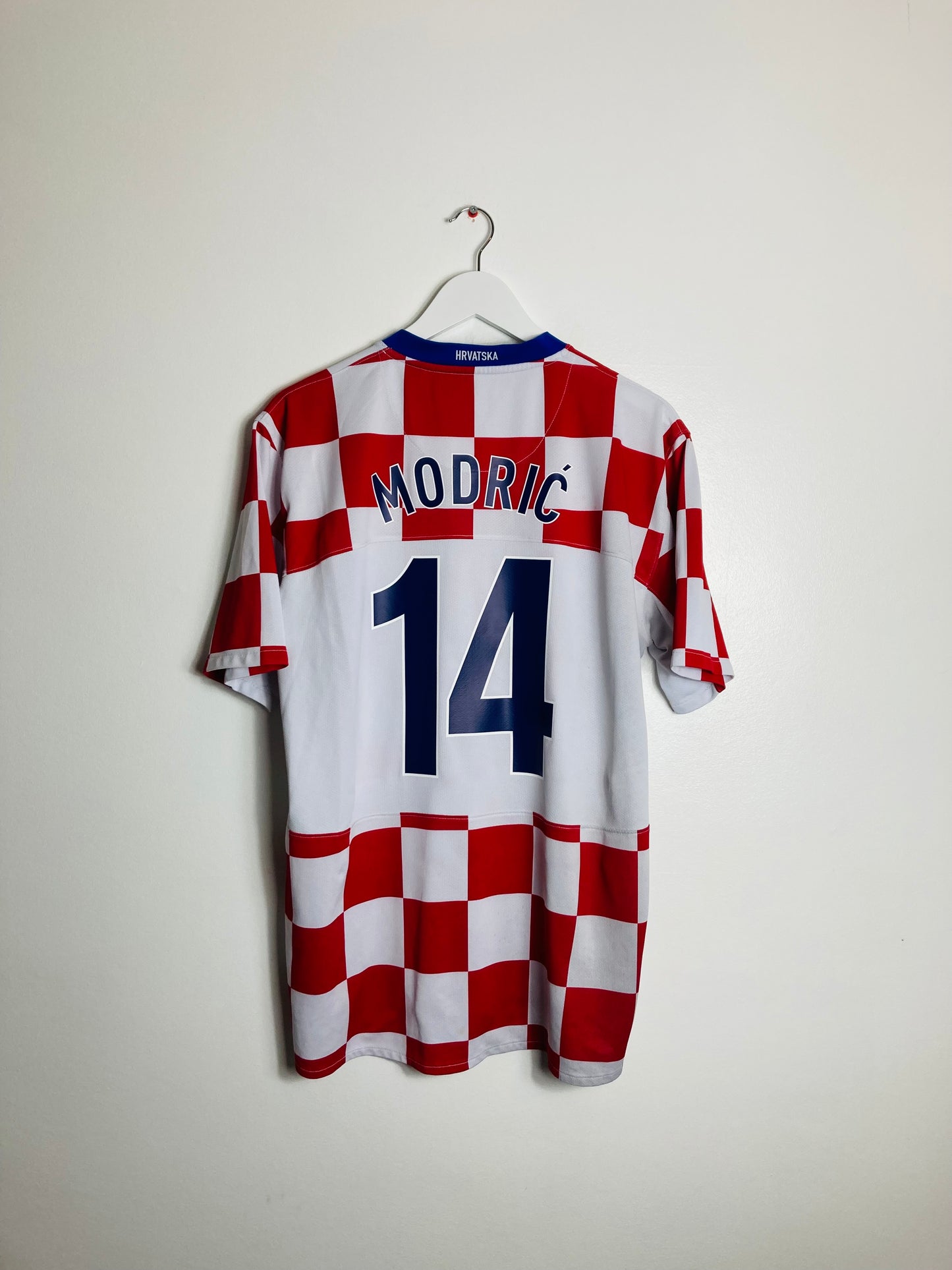 Croatia home football shirt

Modric 2008 XL