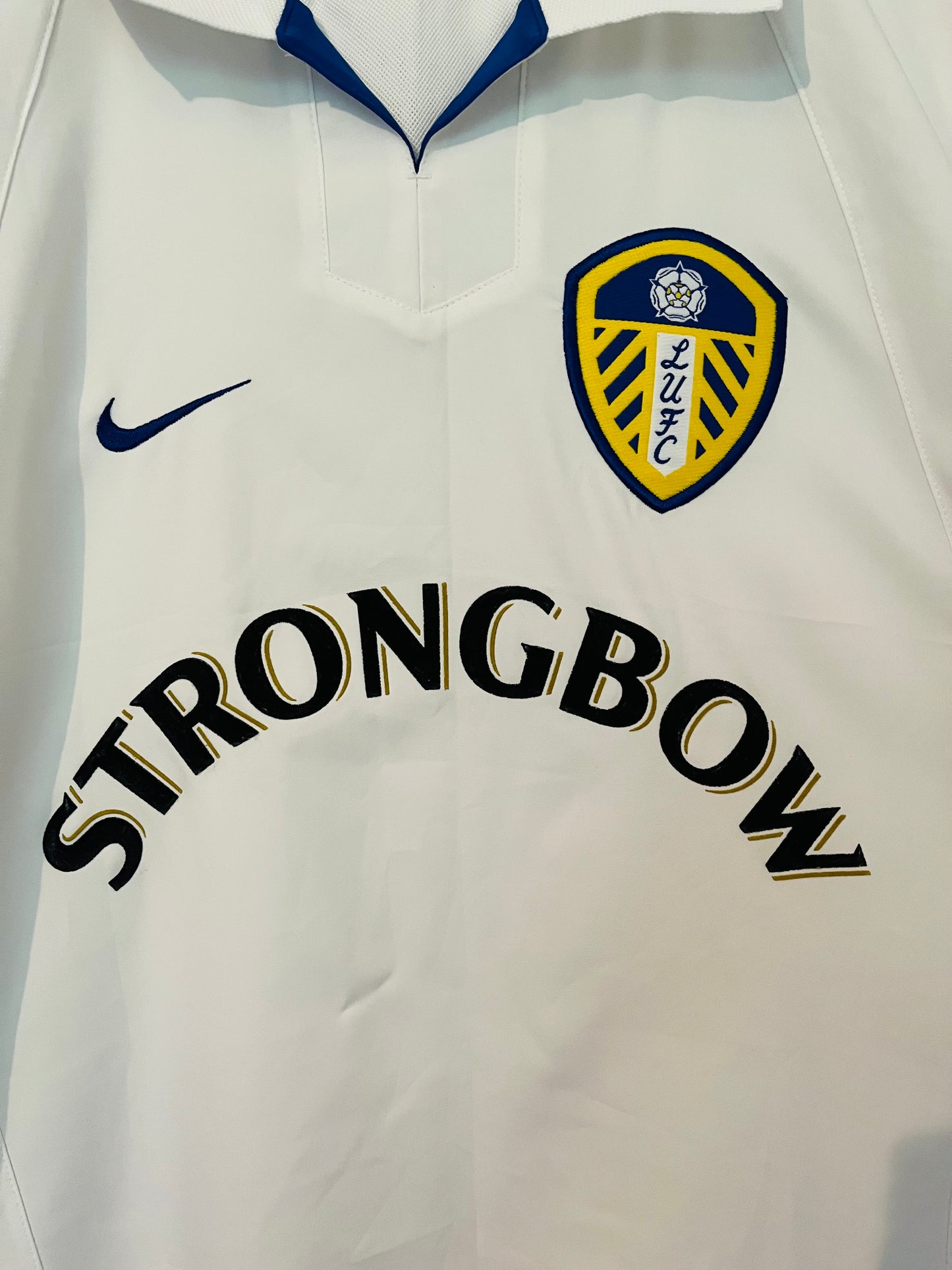 Leeds United home football shirt
2002/03 Viduka Large