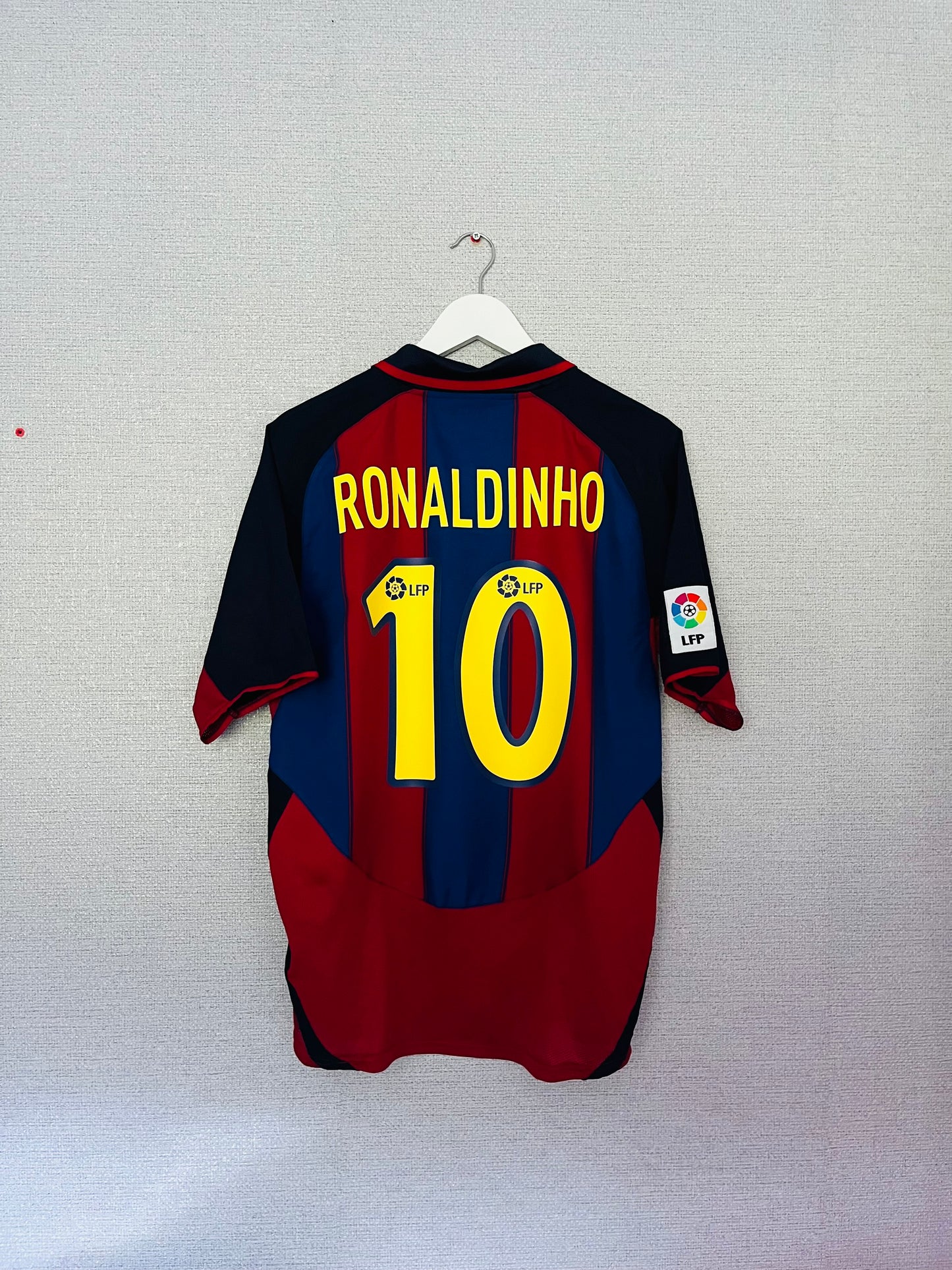 Barcelona home football shirt 2003/04 Ronaldinho Medium