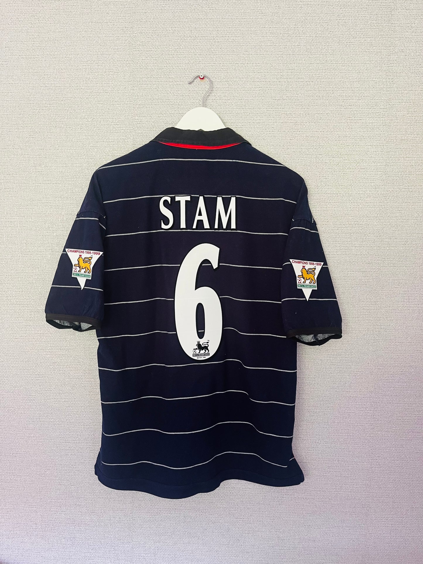 Manchester United away football shirt 1999/2000 Stam Medium