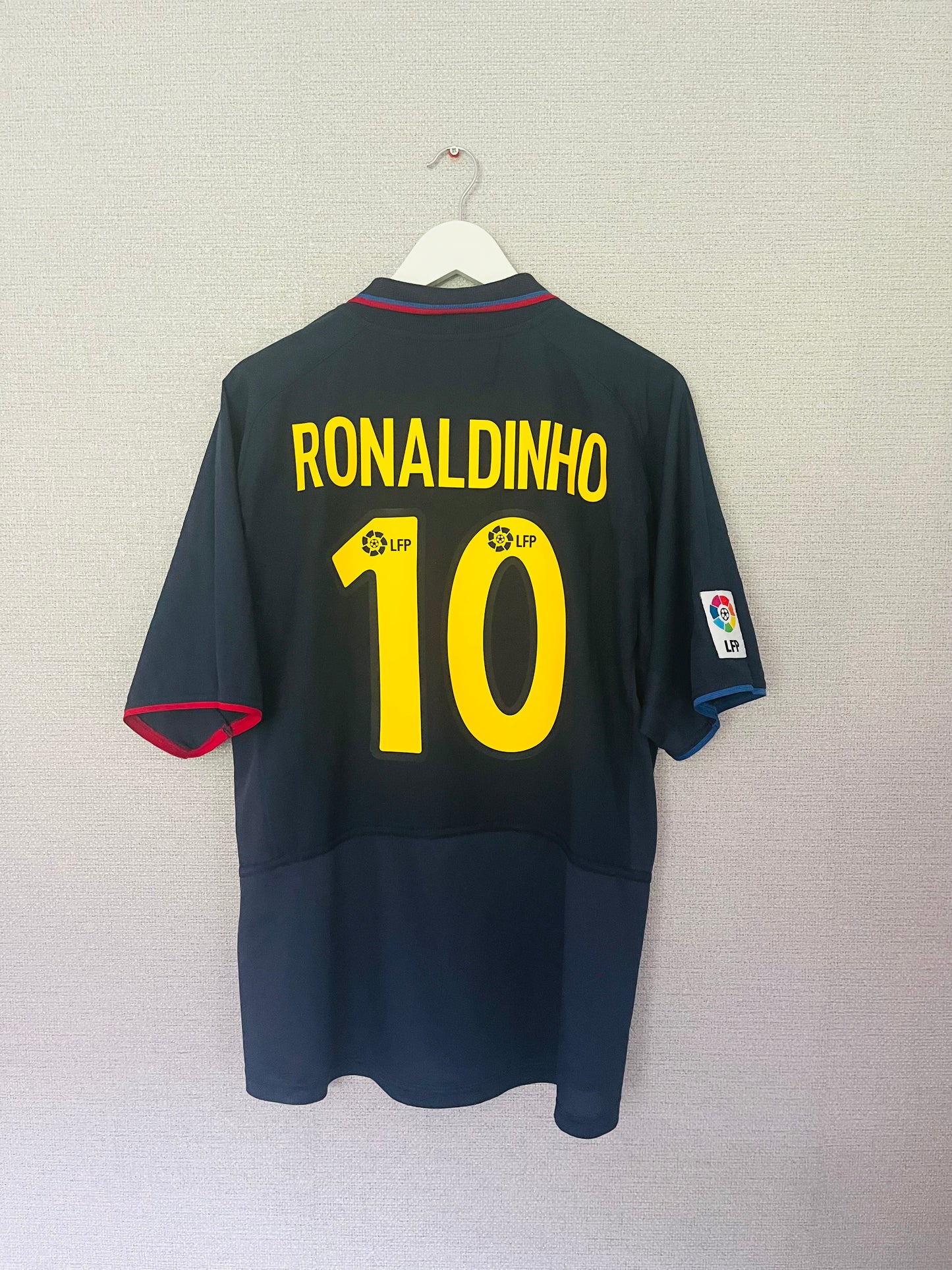 Barcelona away football shirt 2003/04 Ronaldinho Large