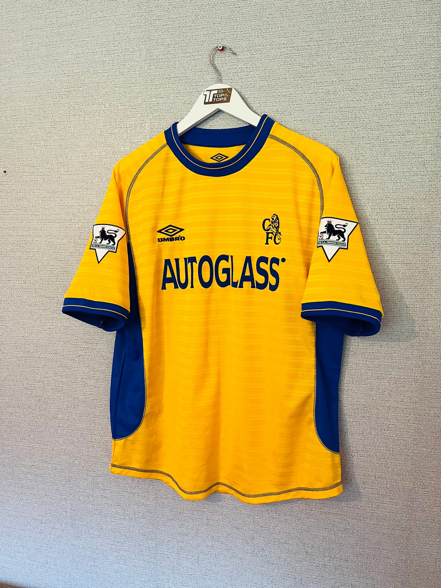 Chelsea away football shirt
2000/02 Zola Large