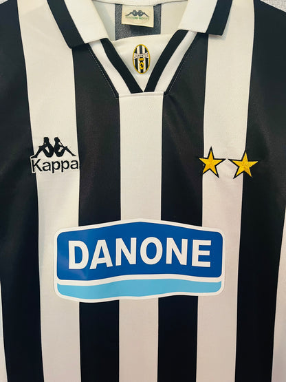 Juventus home football shirt
1994/95 No.10 (Del Piero) Large