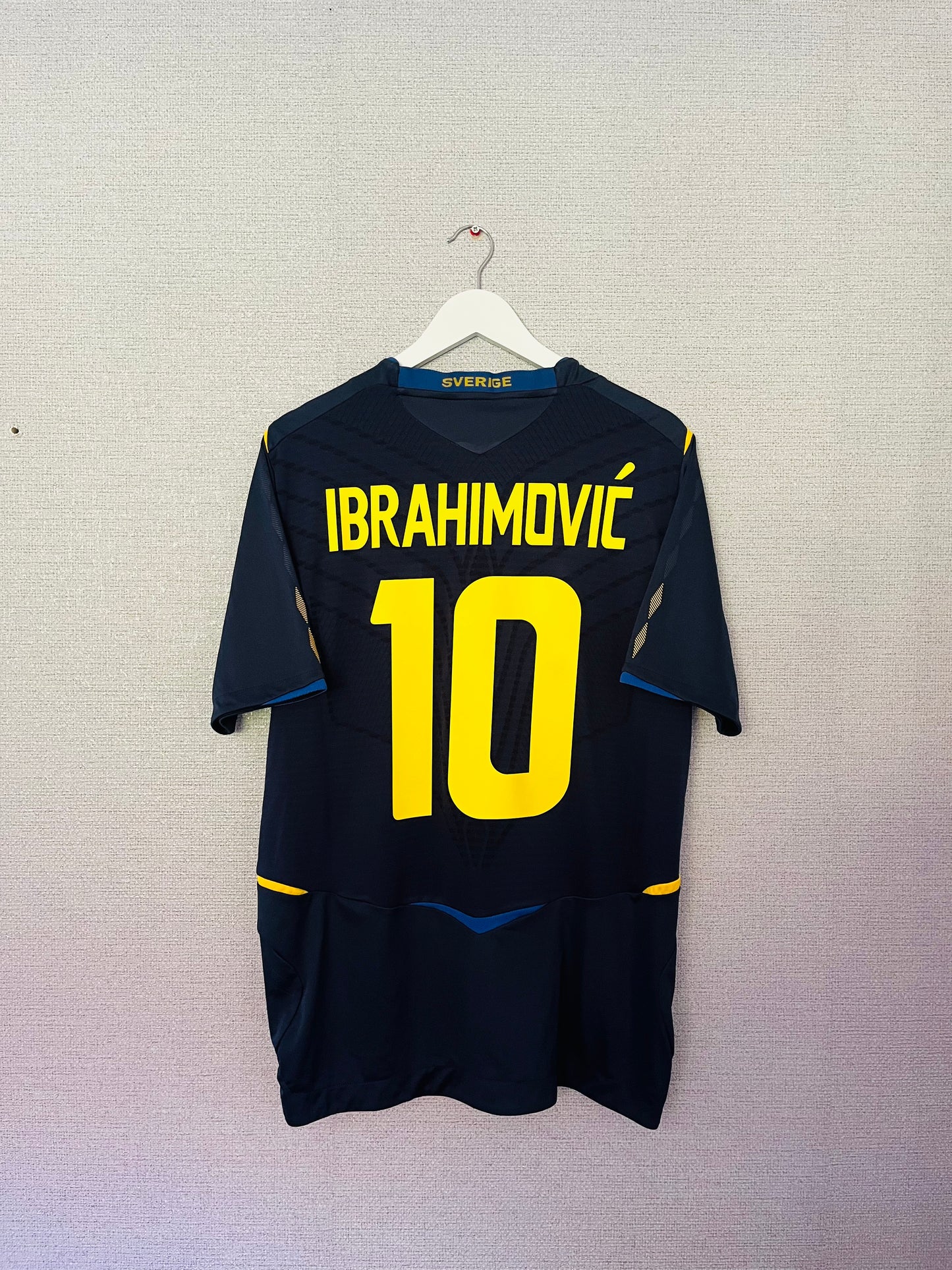 Sweden away football shirt
2008/09 Ibrahimovic Large