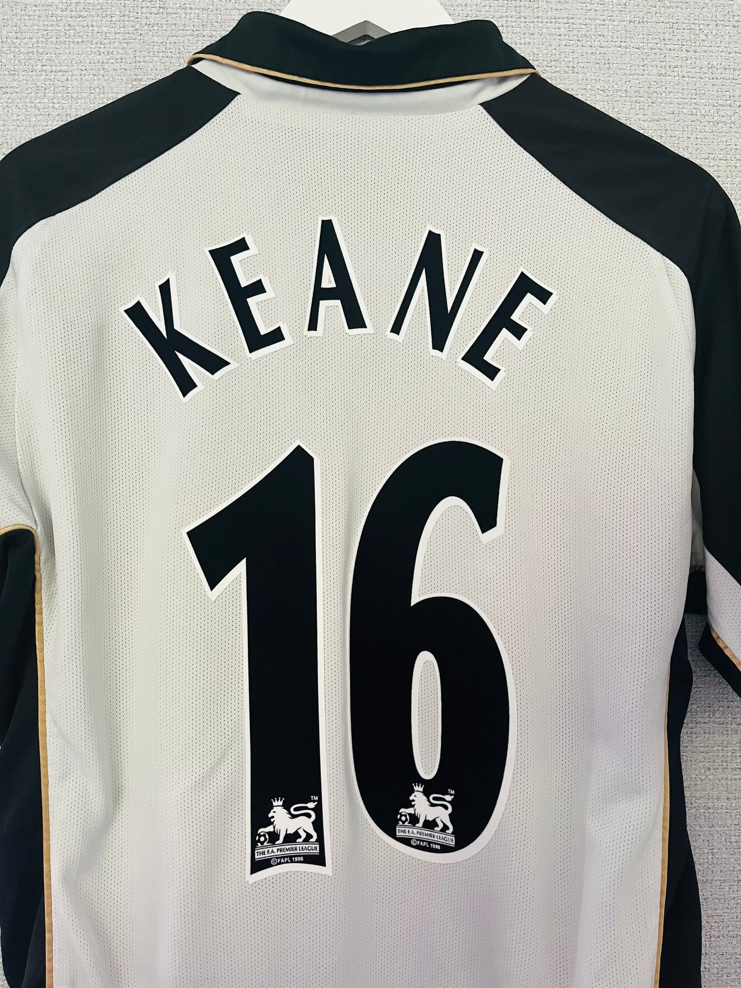 Manchester United away reversible football shirt
2001/02 Keane Medium