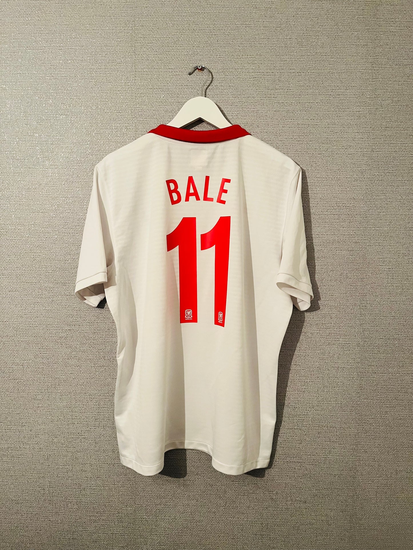 Wales away football shirt
2010/11 Bale XL
