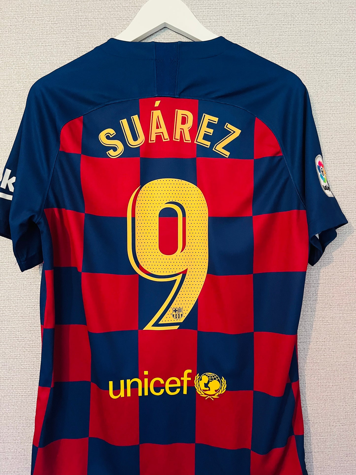 Barcelona home football shirt 2019/20 Suarez Large