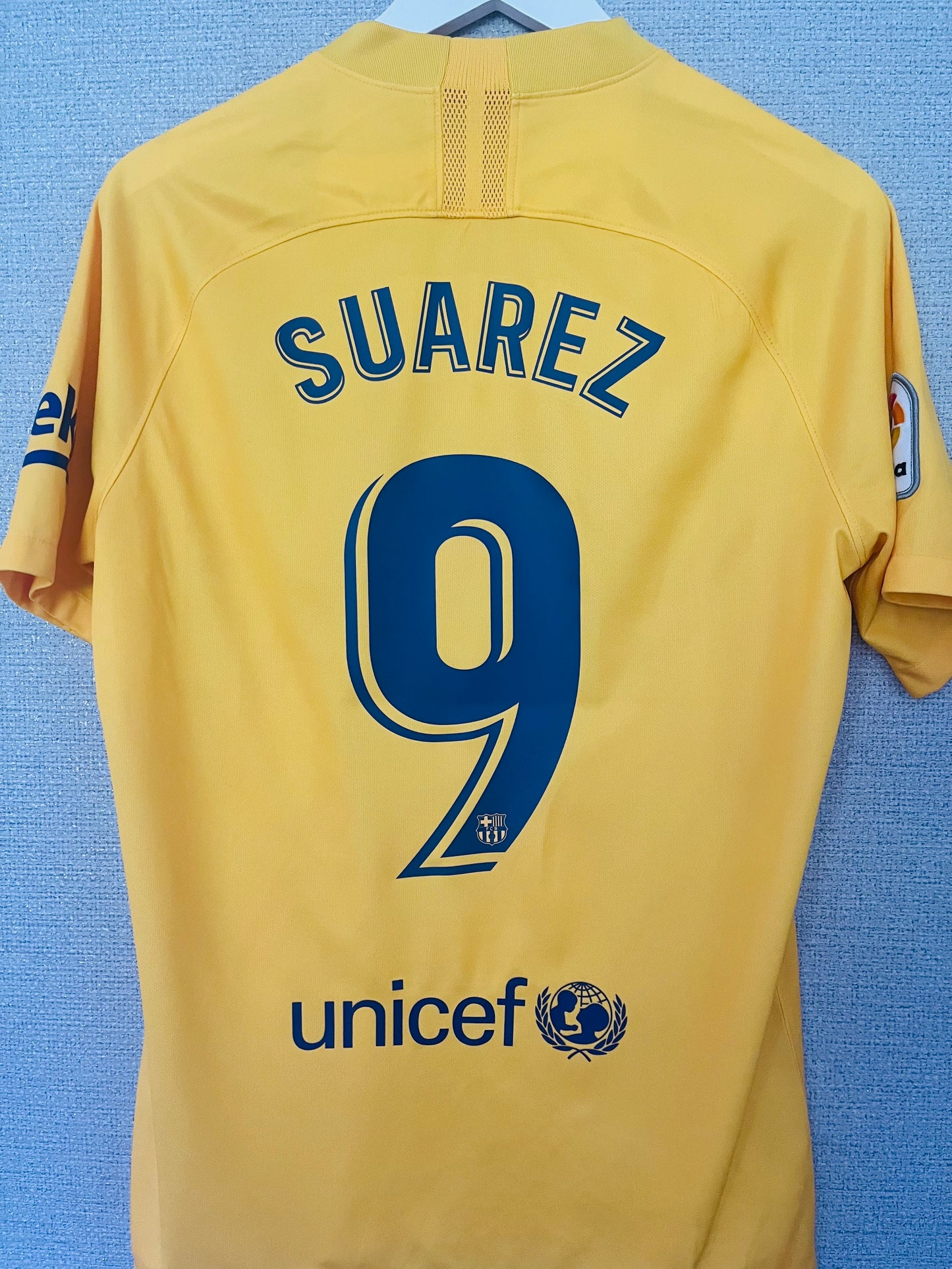 Barcelona fourth Senyera football shirt 2019/20 Suarez Medium