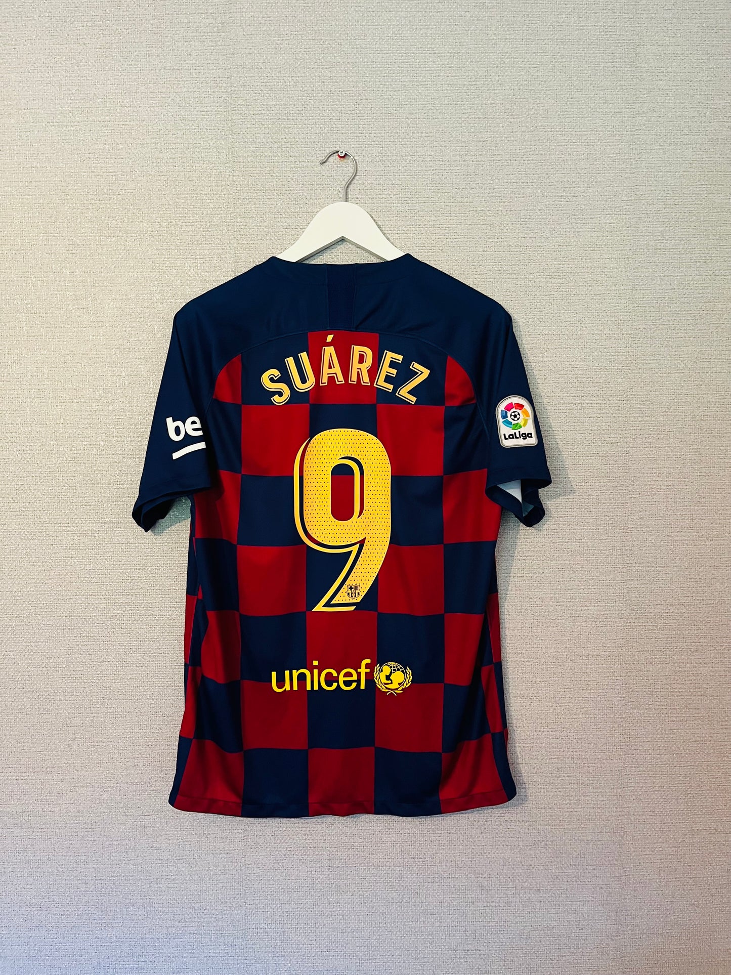 Barcelona home football shirt 2019/20 Suarez Large