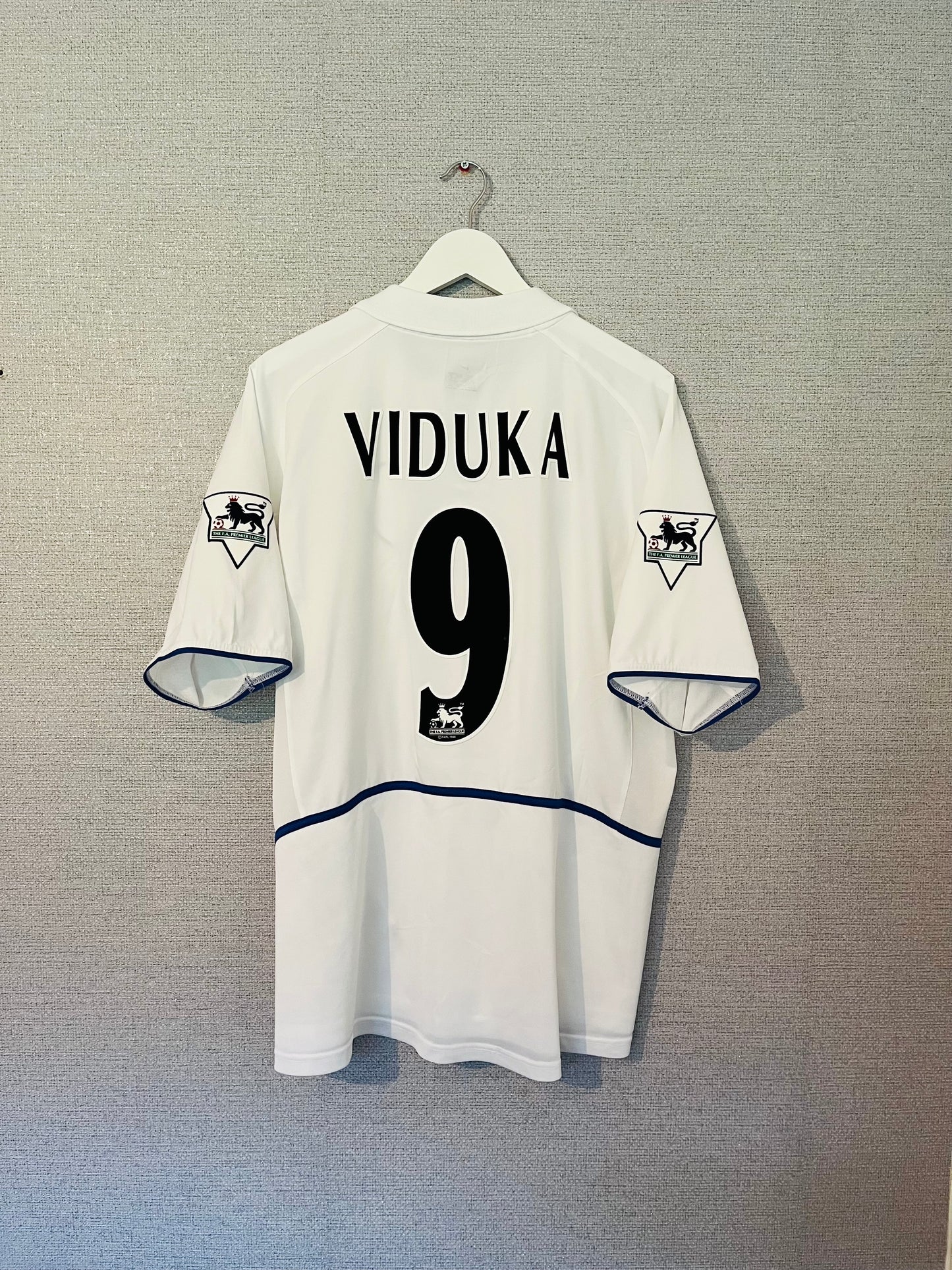 Leeds United home football shirt
2002/03 Viduka Large