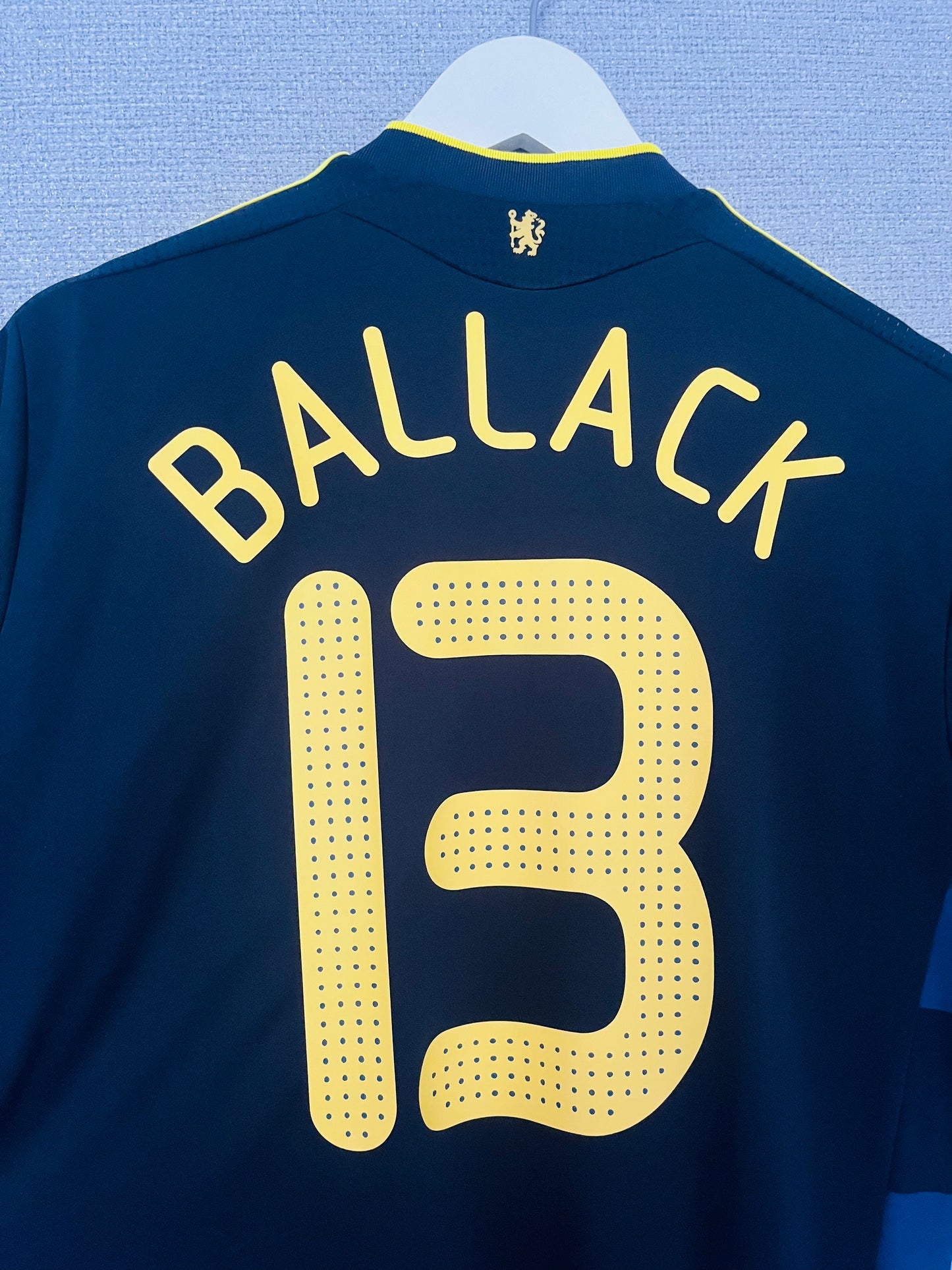Chelsea away football shirt
2008/09 Ballack Medium