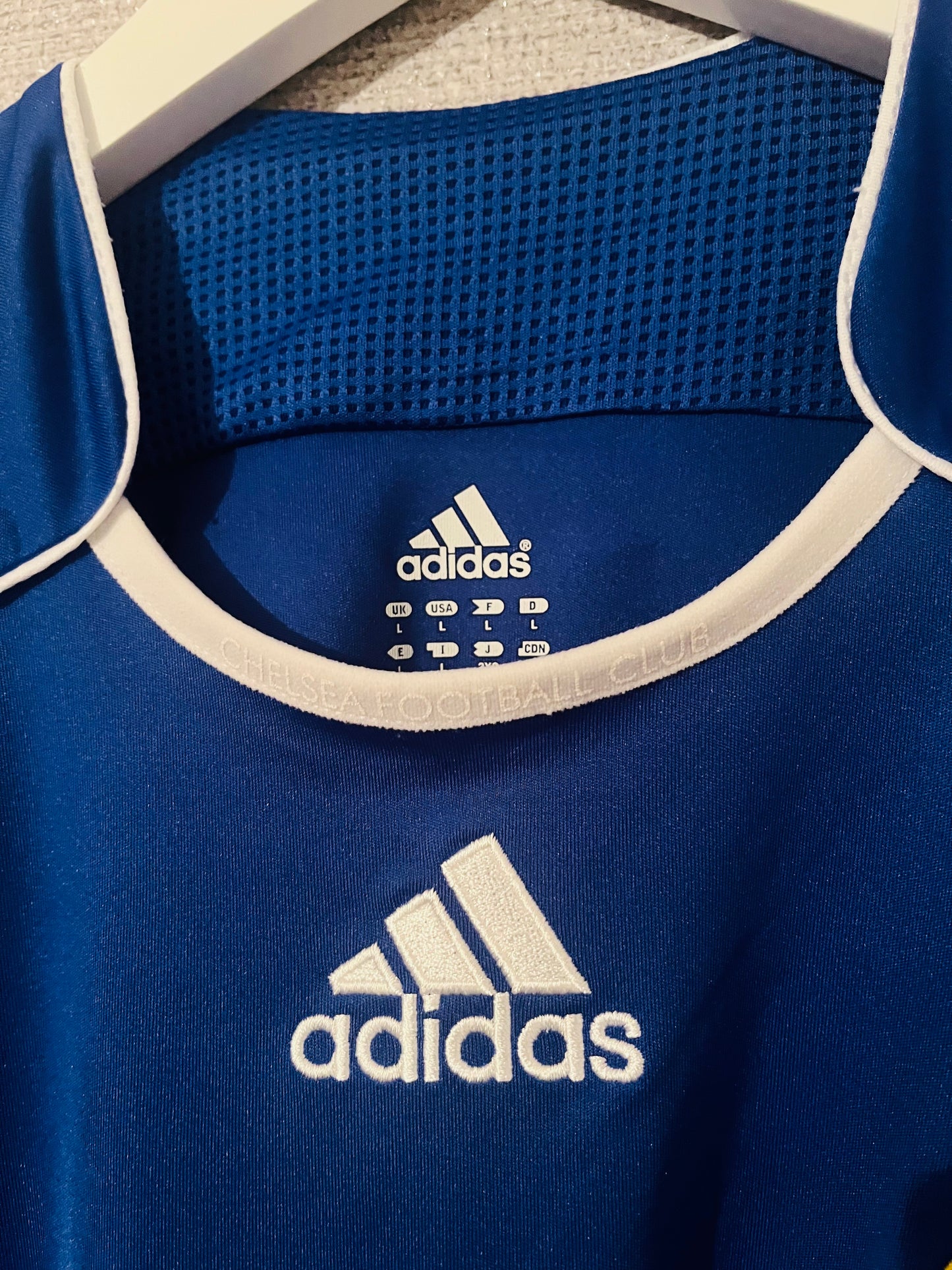 Chelsea home football shirt
2006/08 Drogba Large