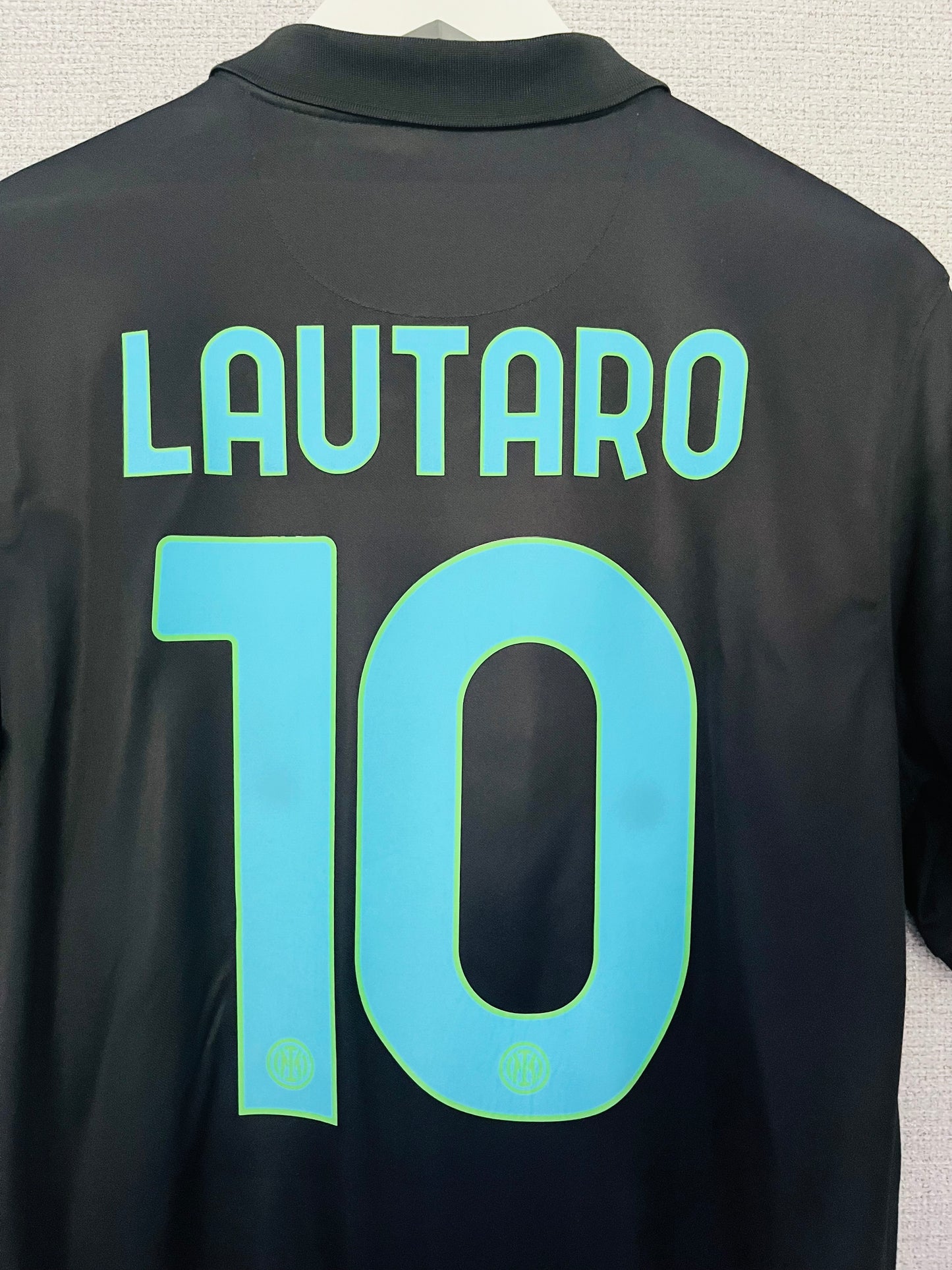 Inter Milan third football shirt
2021/22 Lautaro Martinez Medium