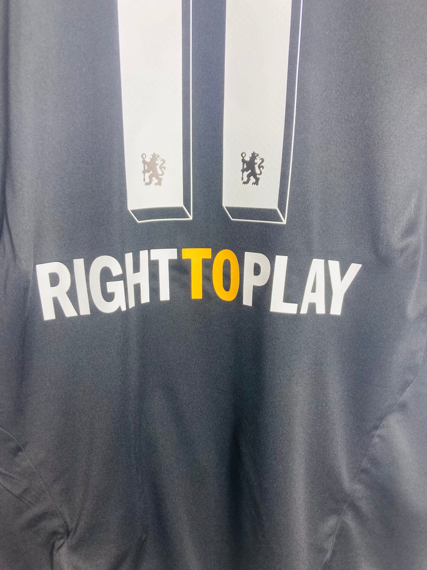 Chelsea away football shirt

2011/12 Drogba medium