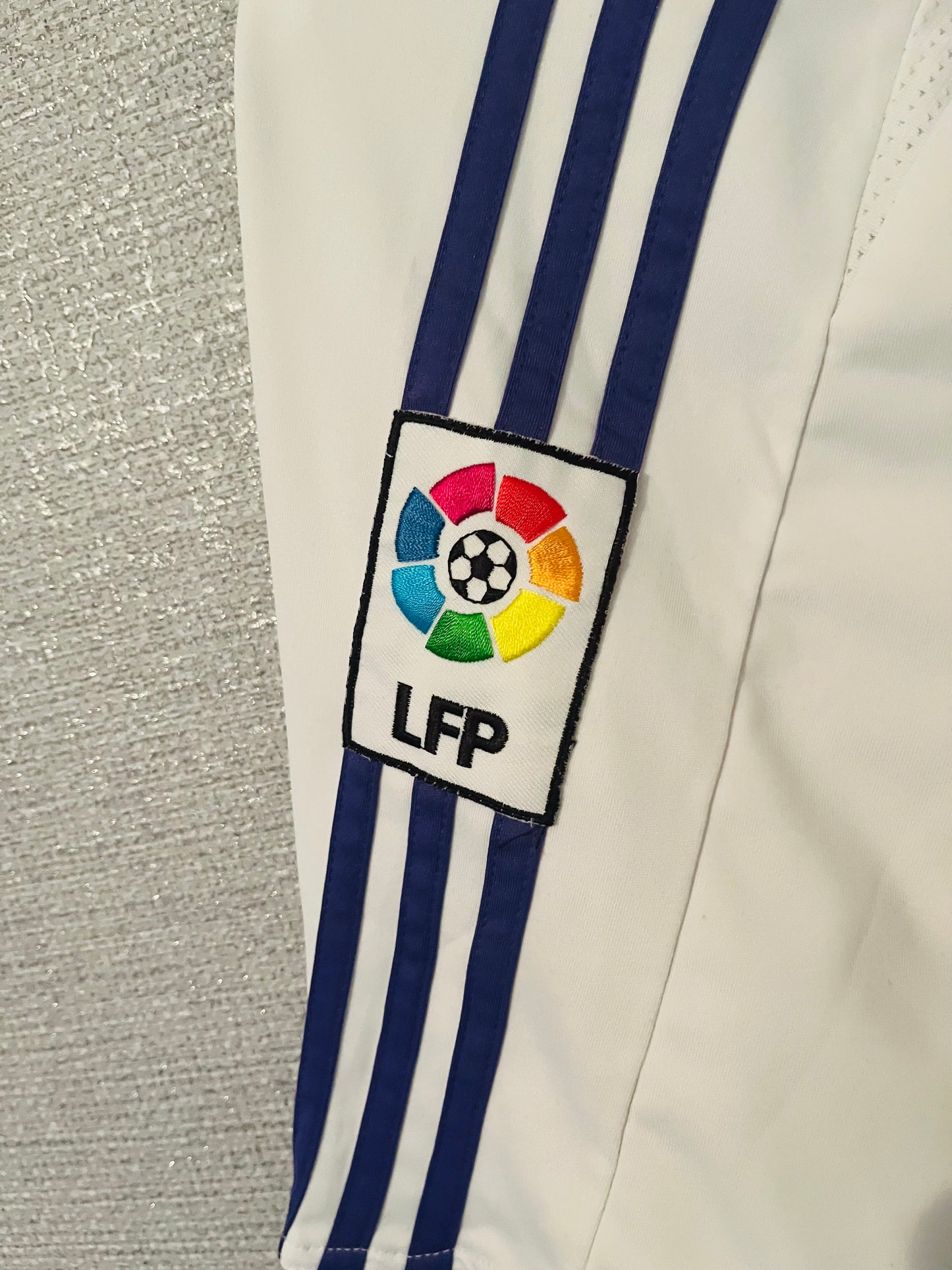 Real Madrid home football shirt
2007/08 Guti Medium