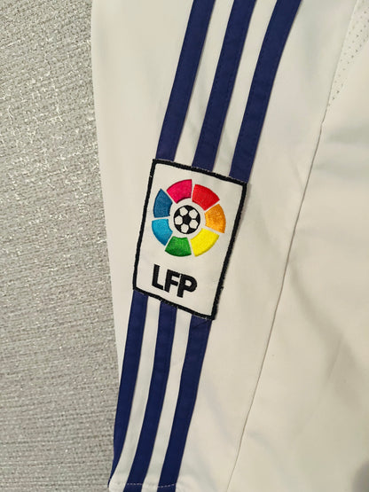 Real Madrid home football shirt
2007/08 Guti Medium