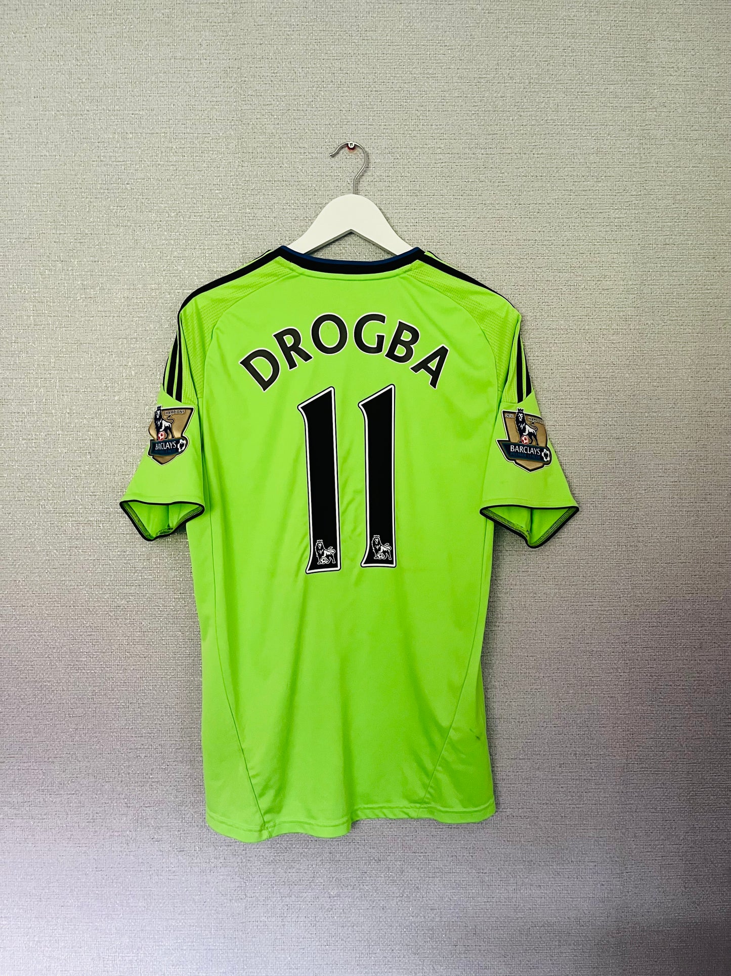 Chelsea third football shirt
2010/11 Drogba Medium