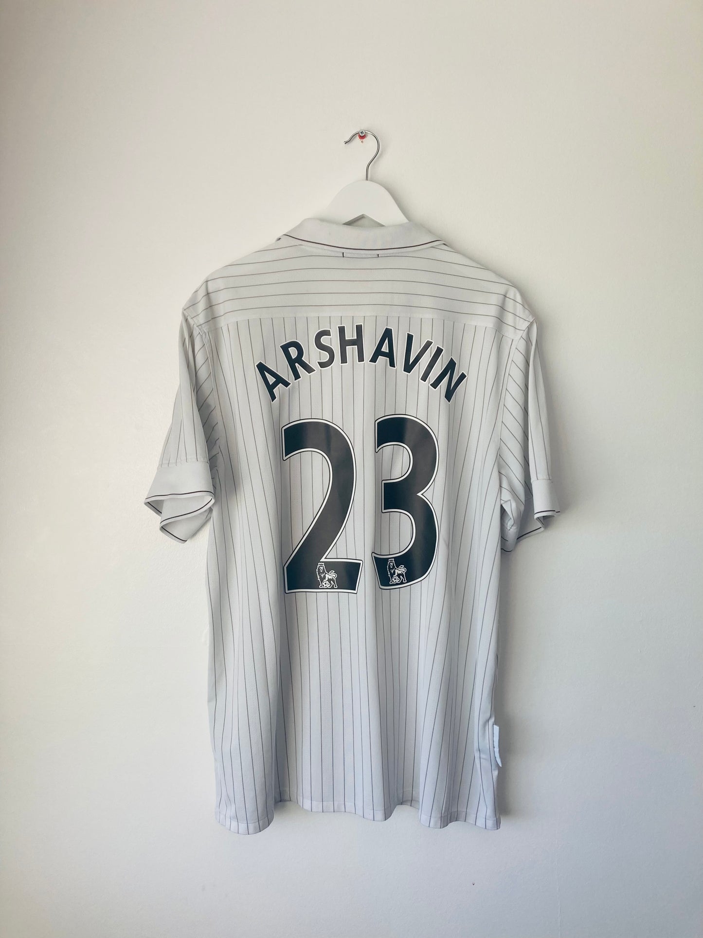 Arsenal third football shirt
2009/10 Arshavin XXL