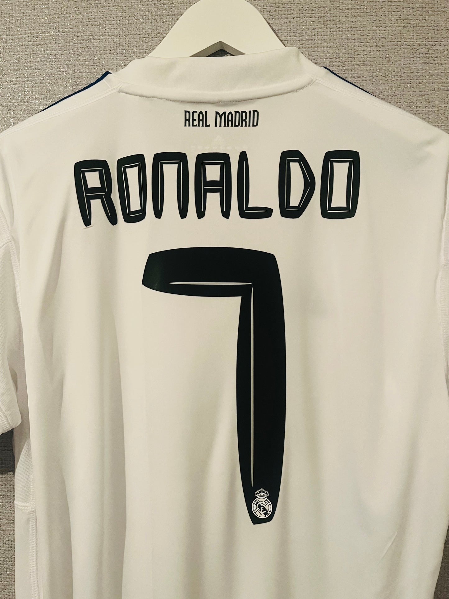 Real Madrid home football shirt
2010/11 CR7 Medium