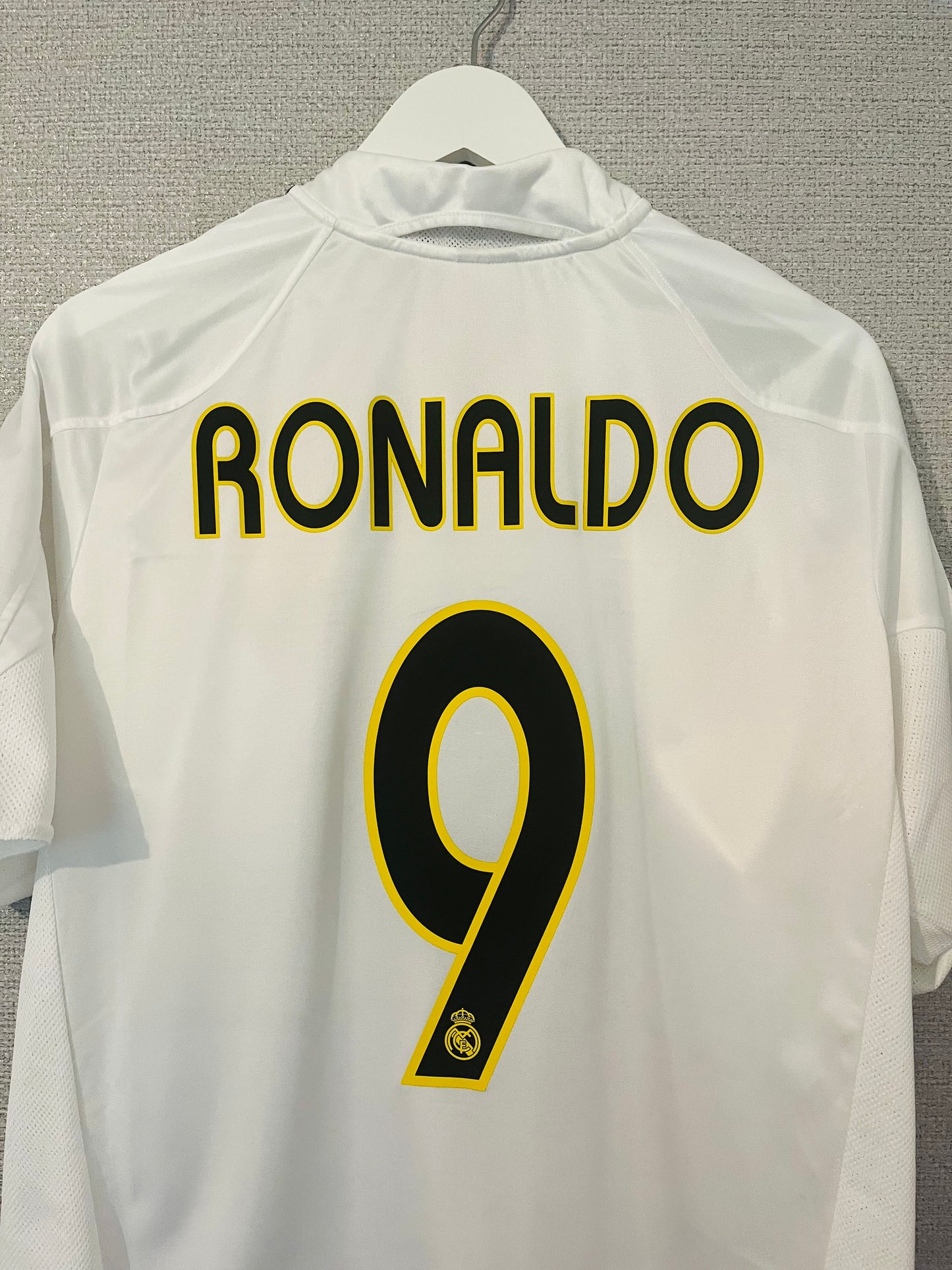 Real Madrid home football shirt
2004/05 R9 Large