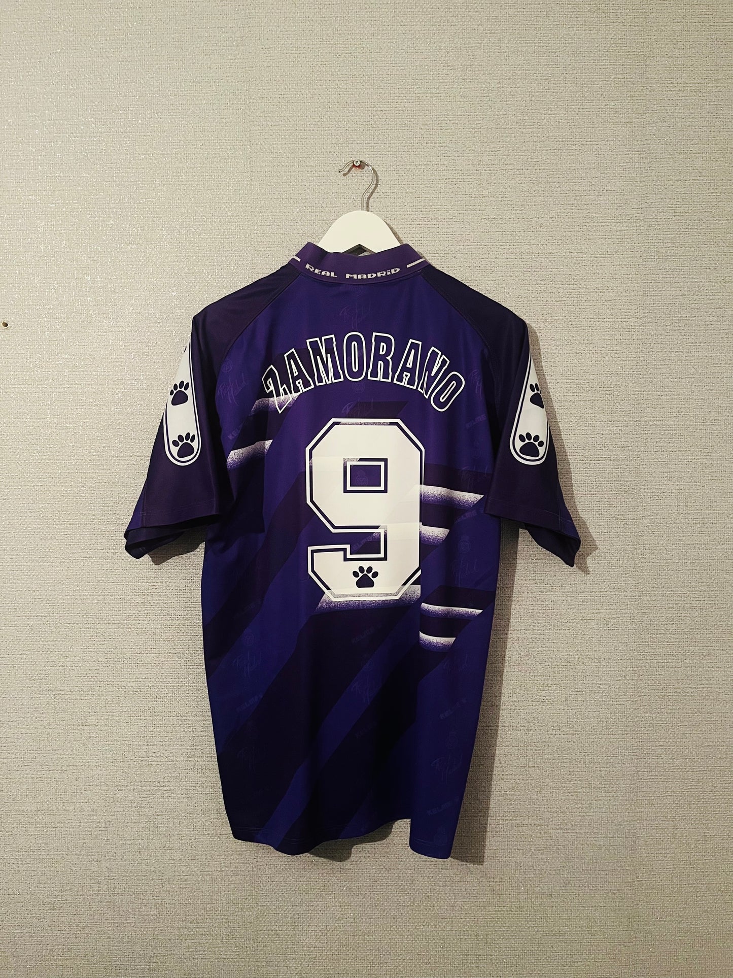 Real Madrid away football shirt
1994/96 Zamorano XL