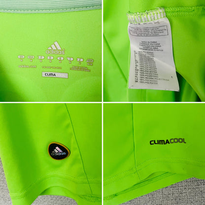 Chelsea third football shirt
2010/11 Drogba Medium