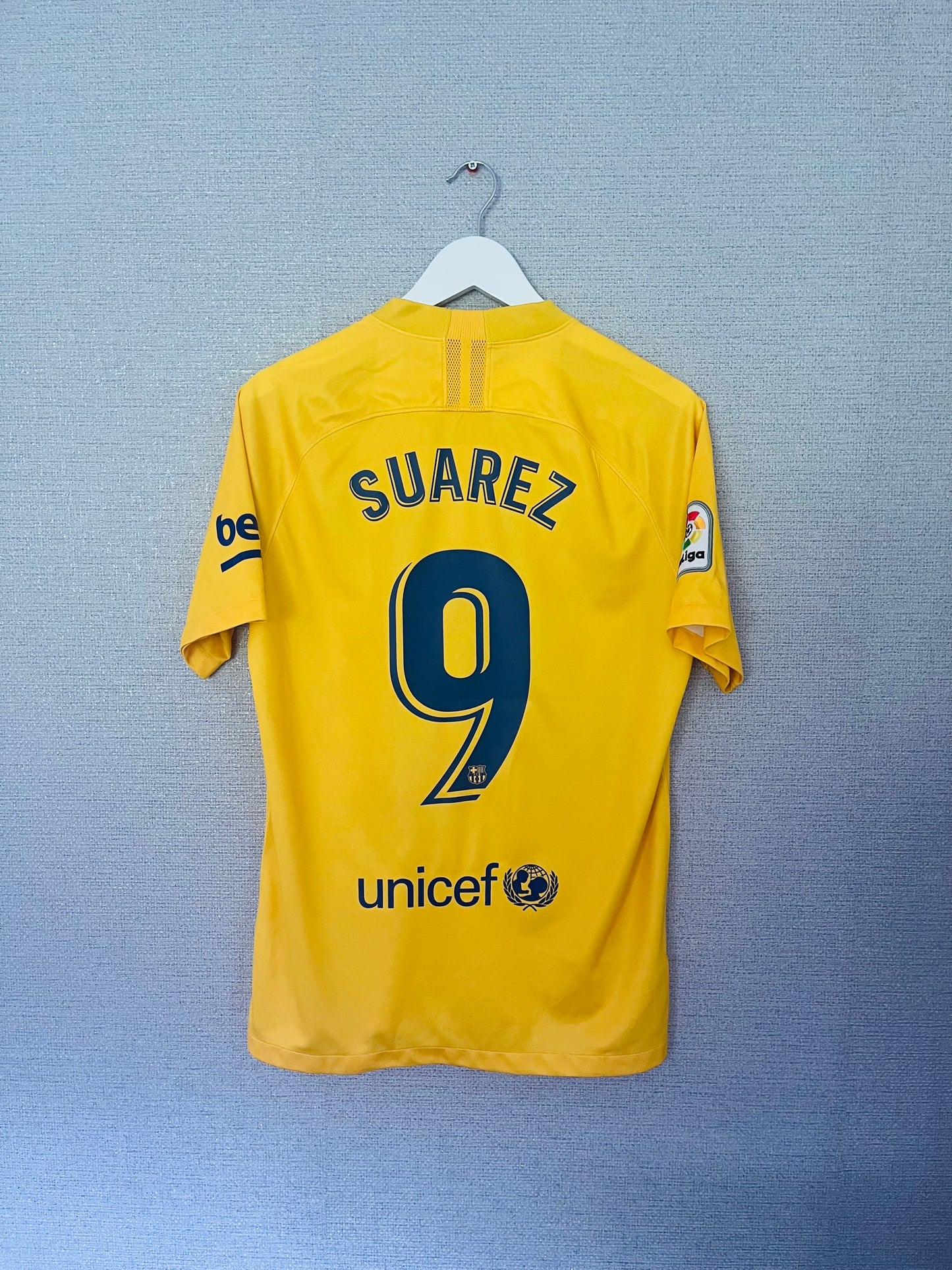Barcelona fourth Senyera football shirt 2019/20 Suarez Medium