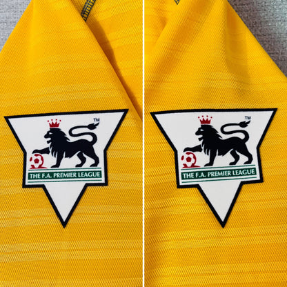 Chelsea away football shirt
2000/02 Zola Large