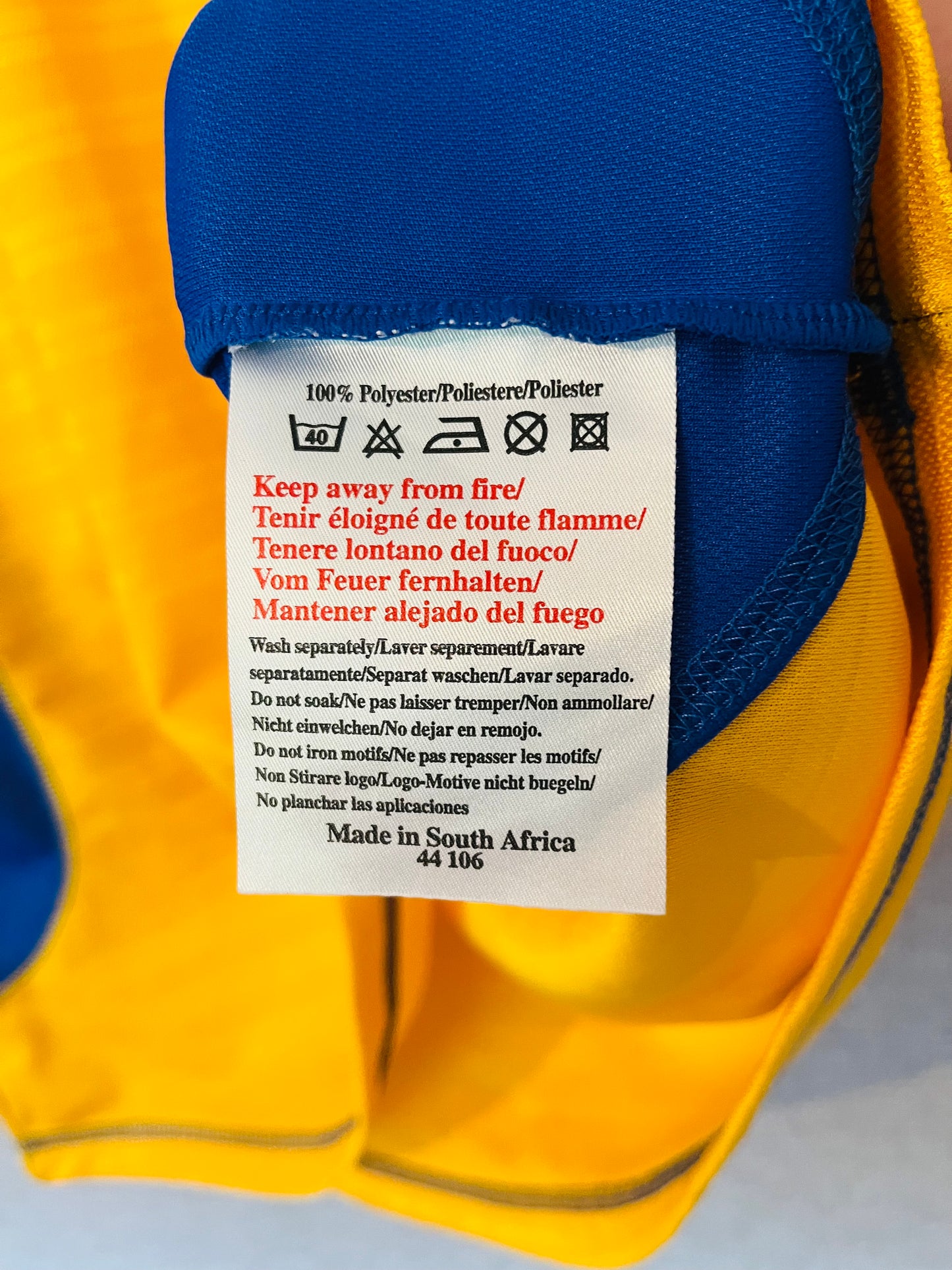 Chelsea away football shirt
2000/02 Zola Large